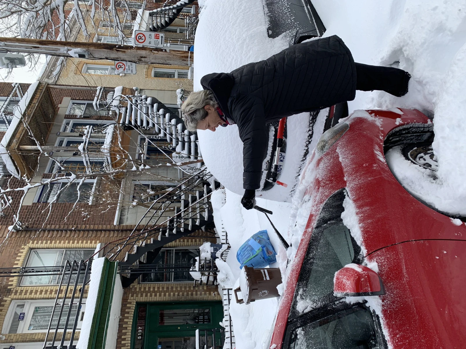 Karen qui m’aide à déblayer son auto .