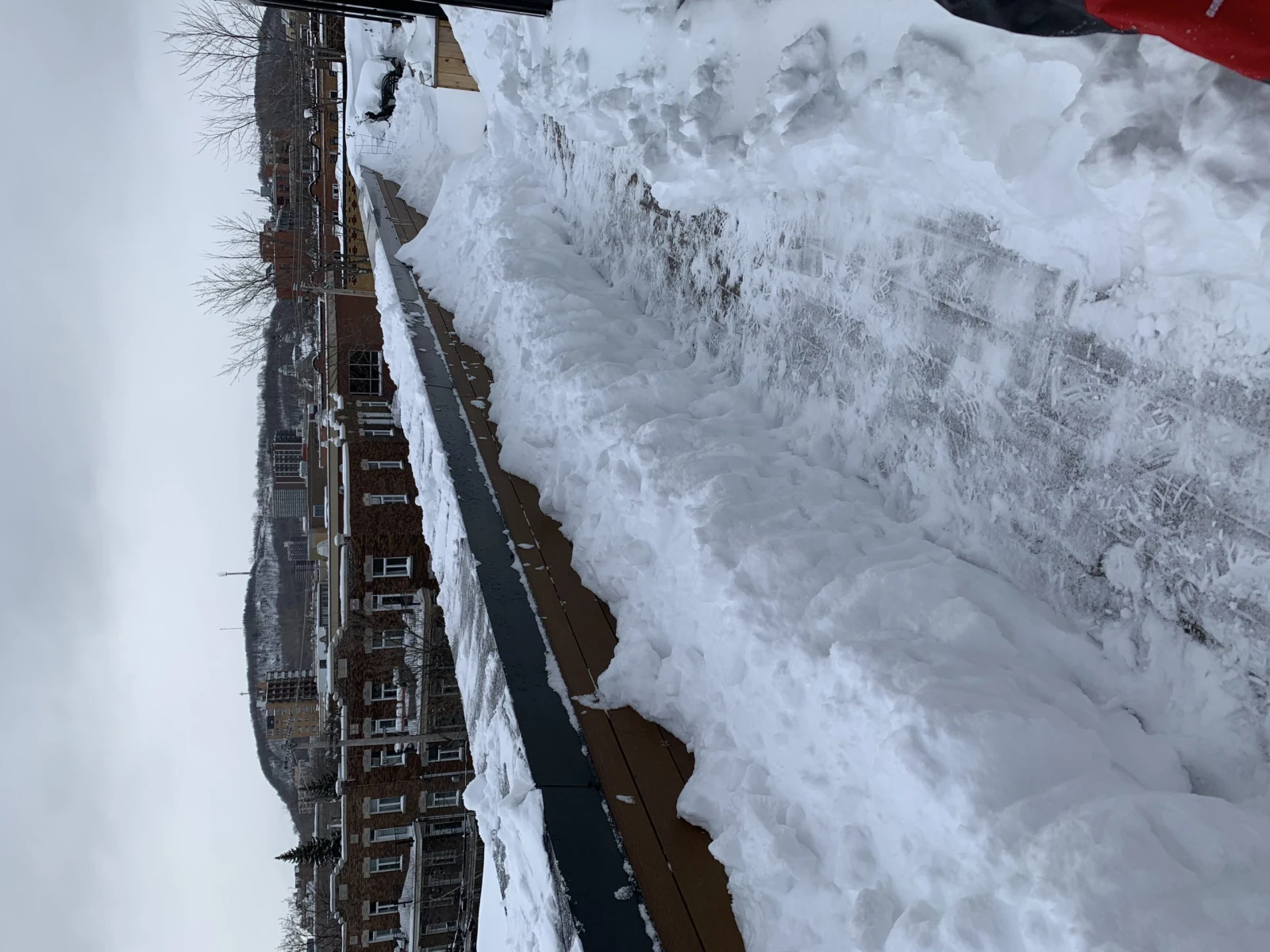 Chemin creusé avec vue.