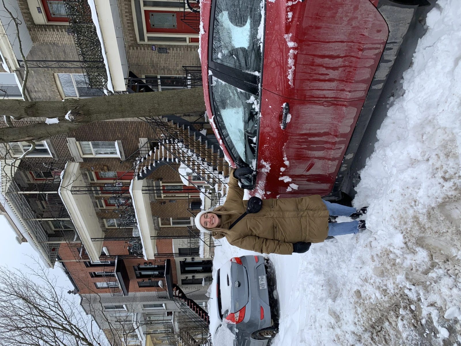 Jasmine avec son bolide, que j’ai aussi aidé à déneiger.