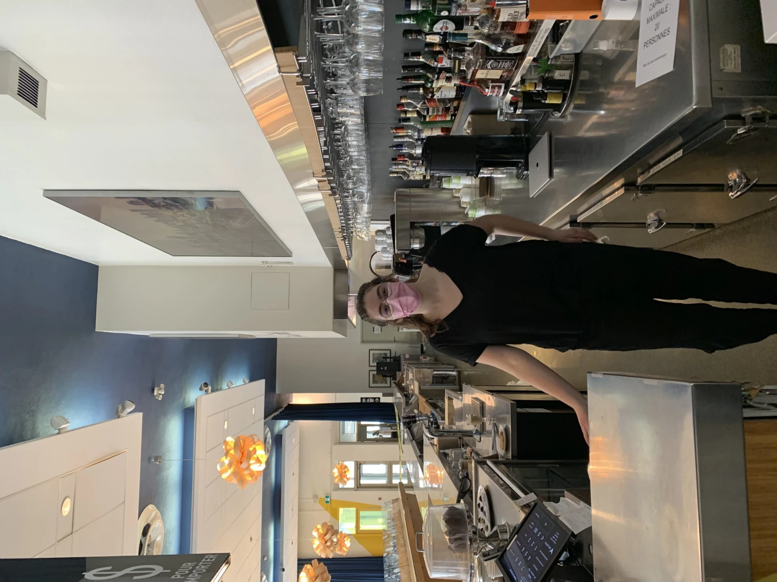 Maude derrière son comptoir prête à accueillir les clients