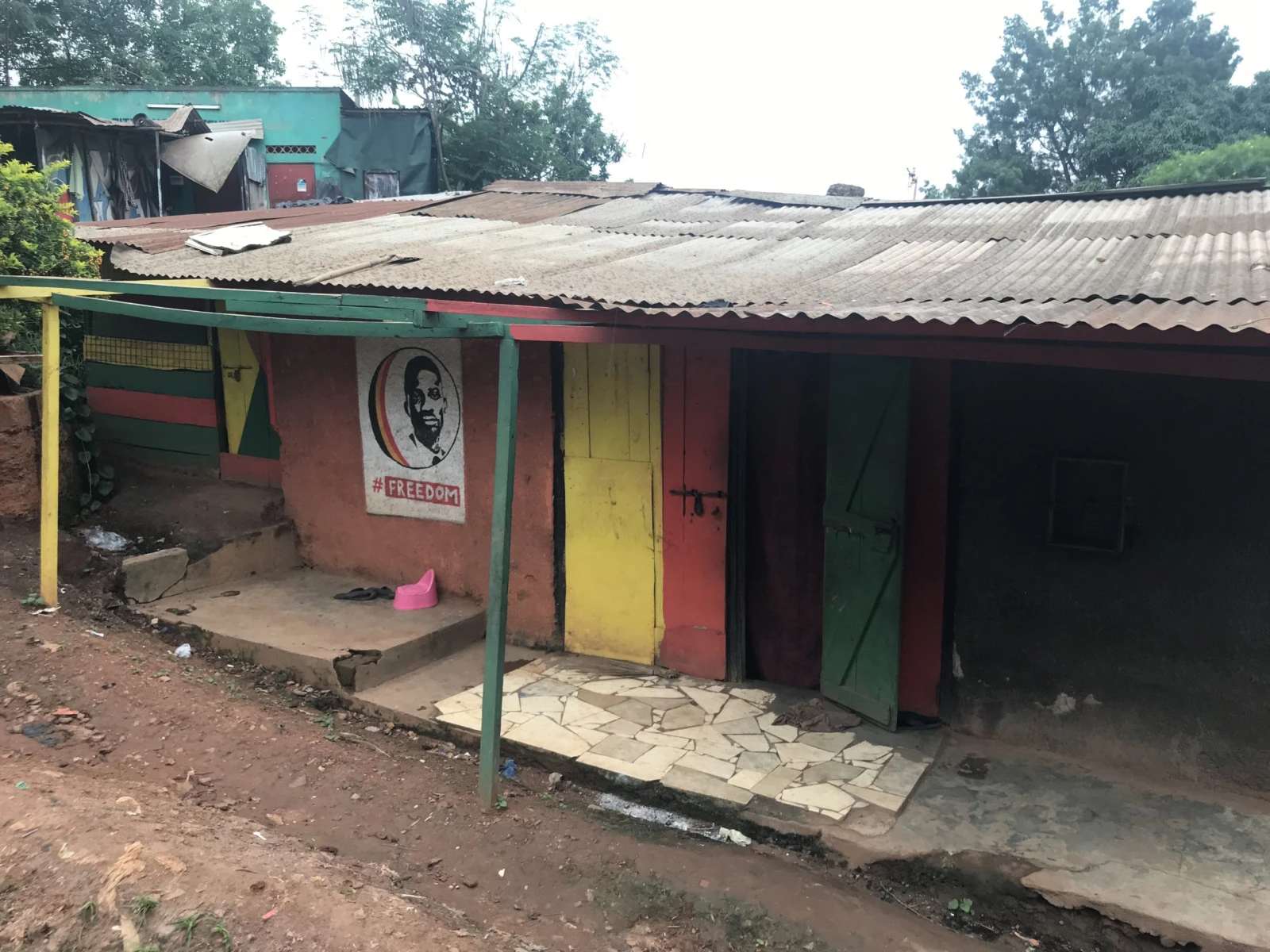 Maison familiale ornée d’un portrait de Bobi Wine