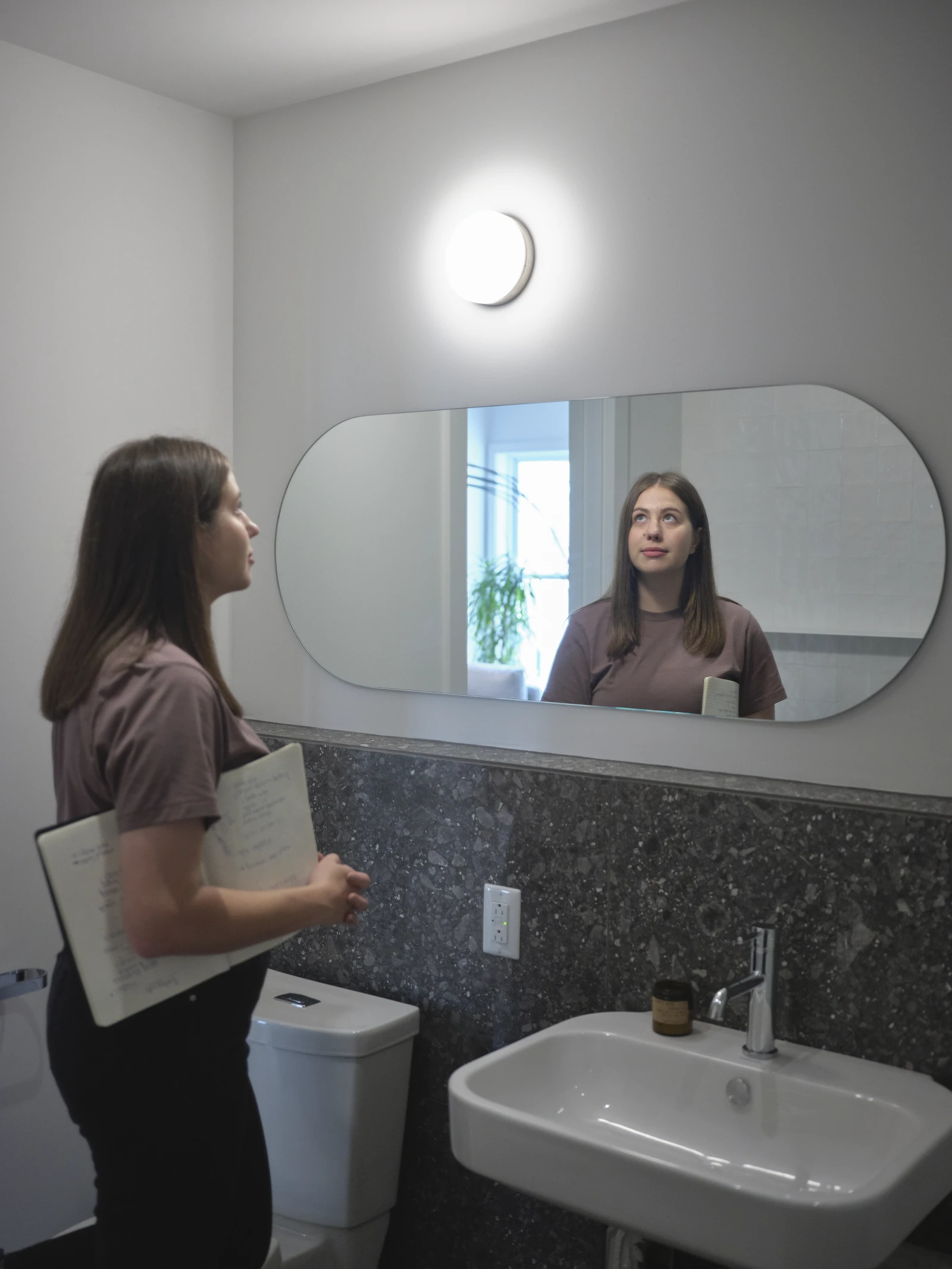 Dans la salle de bain, Lysanne et Laurence ont opté pour une applique murale diffusant une lumière couleur blanc chaud (3 000 kelvins).