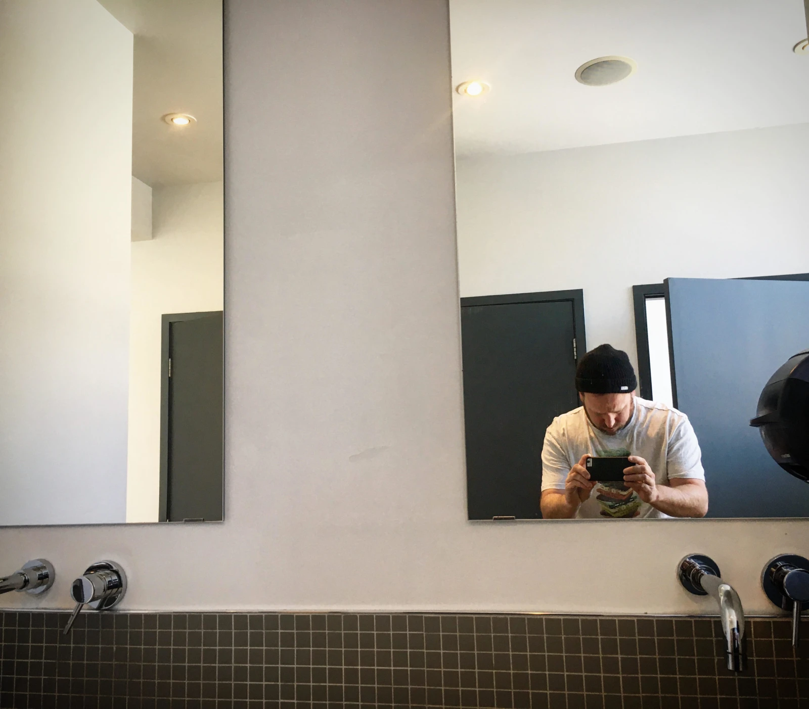 Les miroirs de la salle de bain d’URBANIA aussi ont rendu l’exercice périlleux.