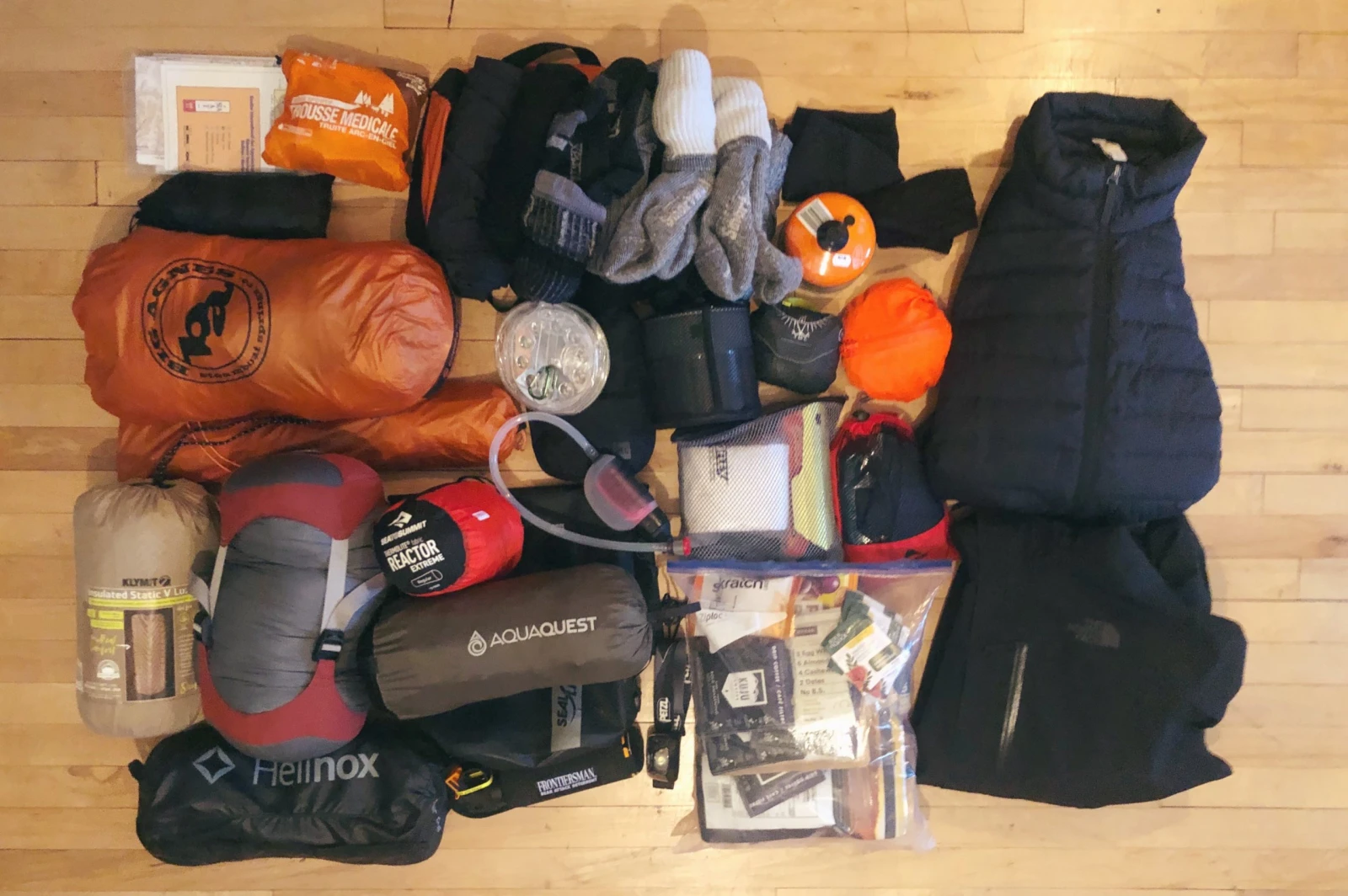 La traditionnelle photo de l’équipement. Les plus avisés, ou les adeptes de randonnée ultralight, identifieront avec raison du superflu.