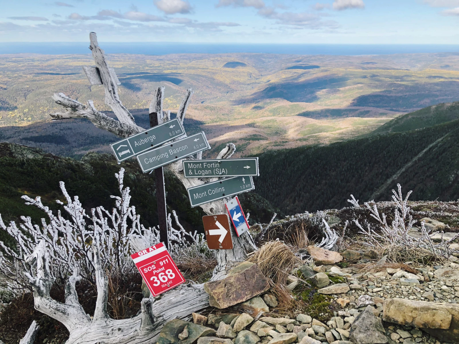La Réserve faunique de Matane, se jetant au loin dans le fleuve Saint-Laurent. La photo ne rend malheureusement pas justice au vent de face que j’ai dû affronter pour la prendre.