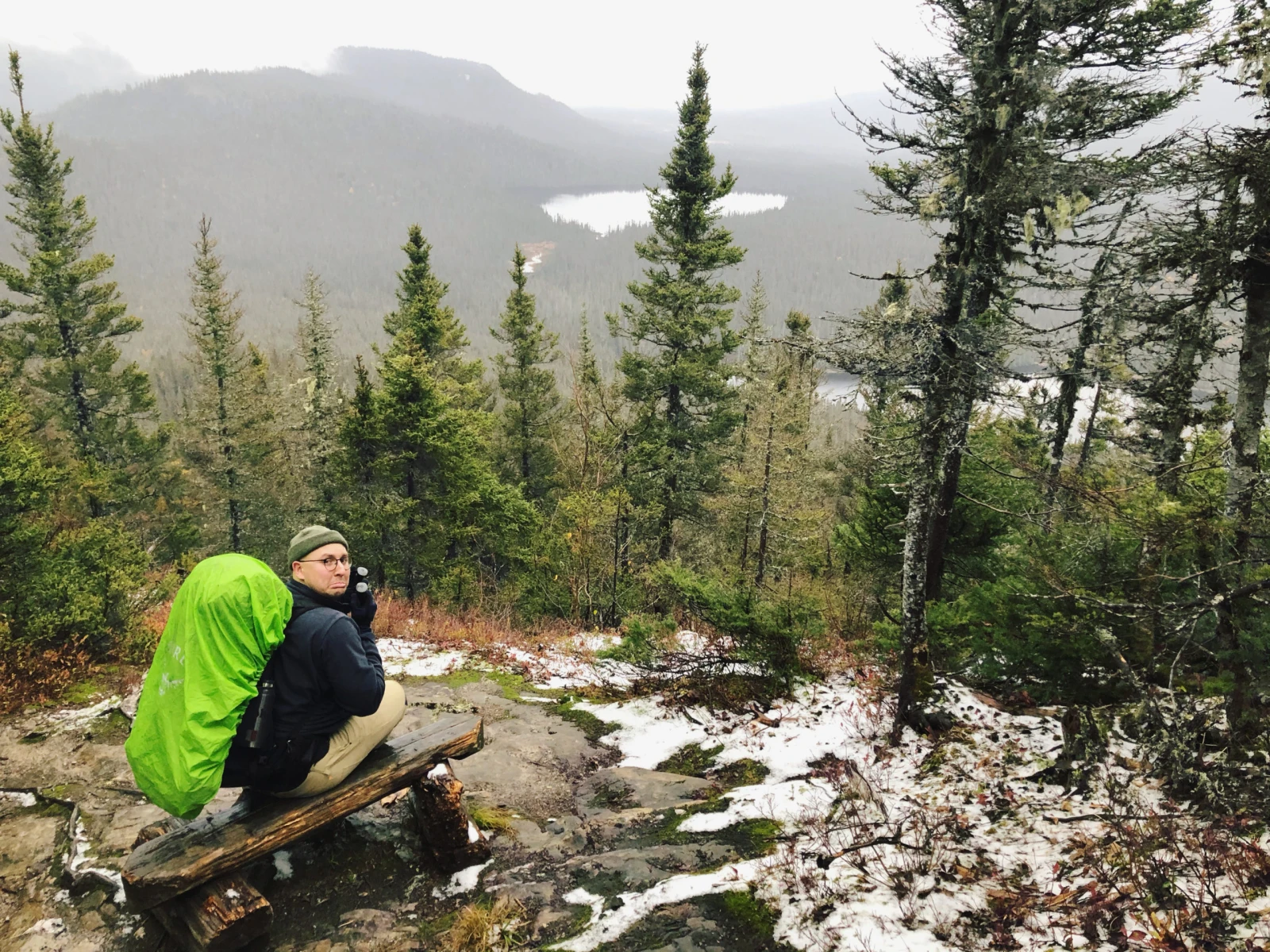 Un banc de fortune est un mince réconfort lorsqu’on est au fond des bois et que la noirceur nous guette.