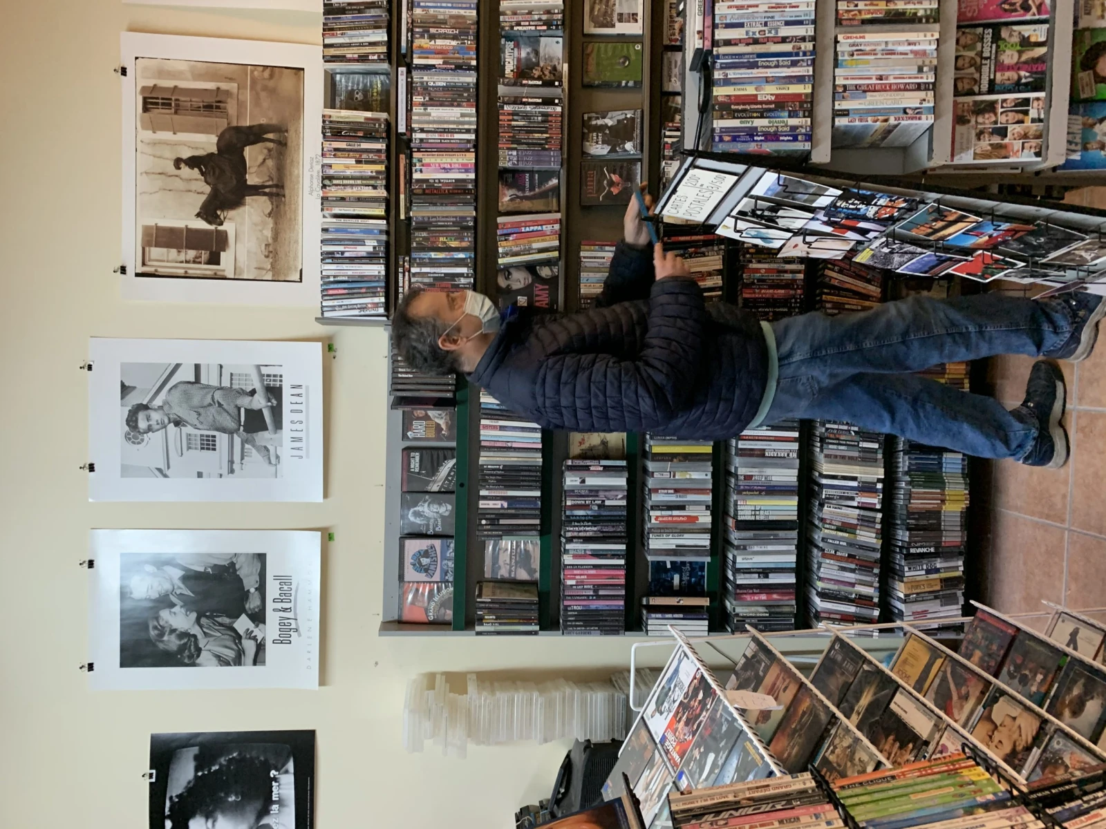 Luc Major en train d’aider un énième client