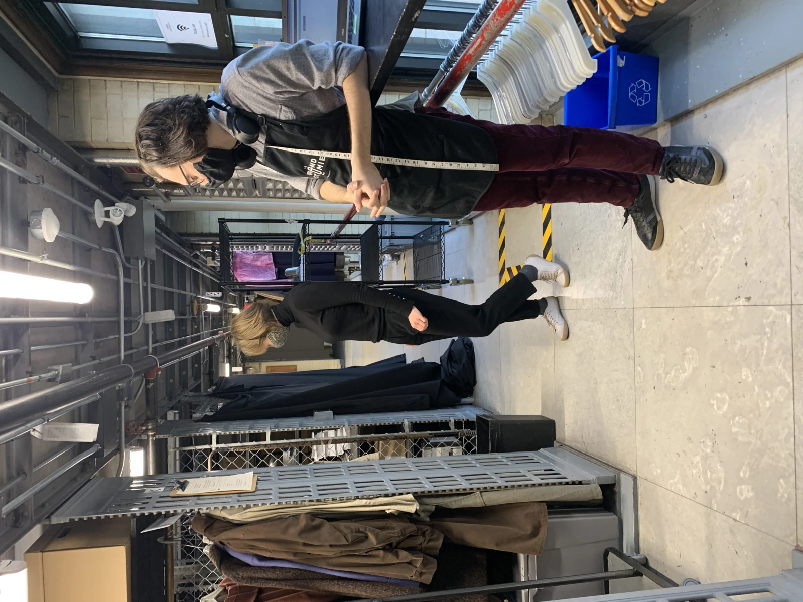 Le commis costumier Raphaël Trottier prend une petite pause de «codage» de mannequin pour nous parler