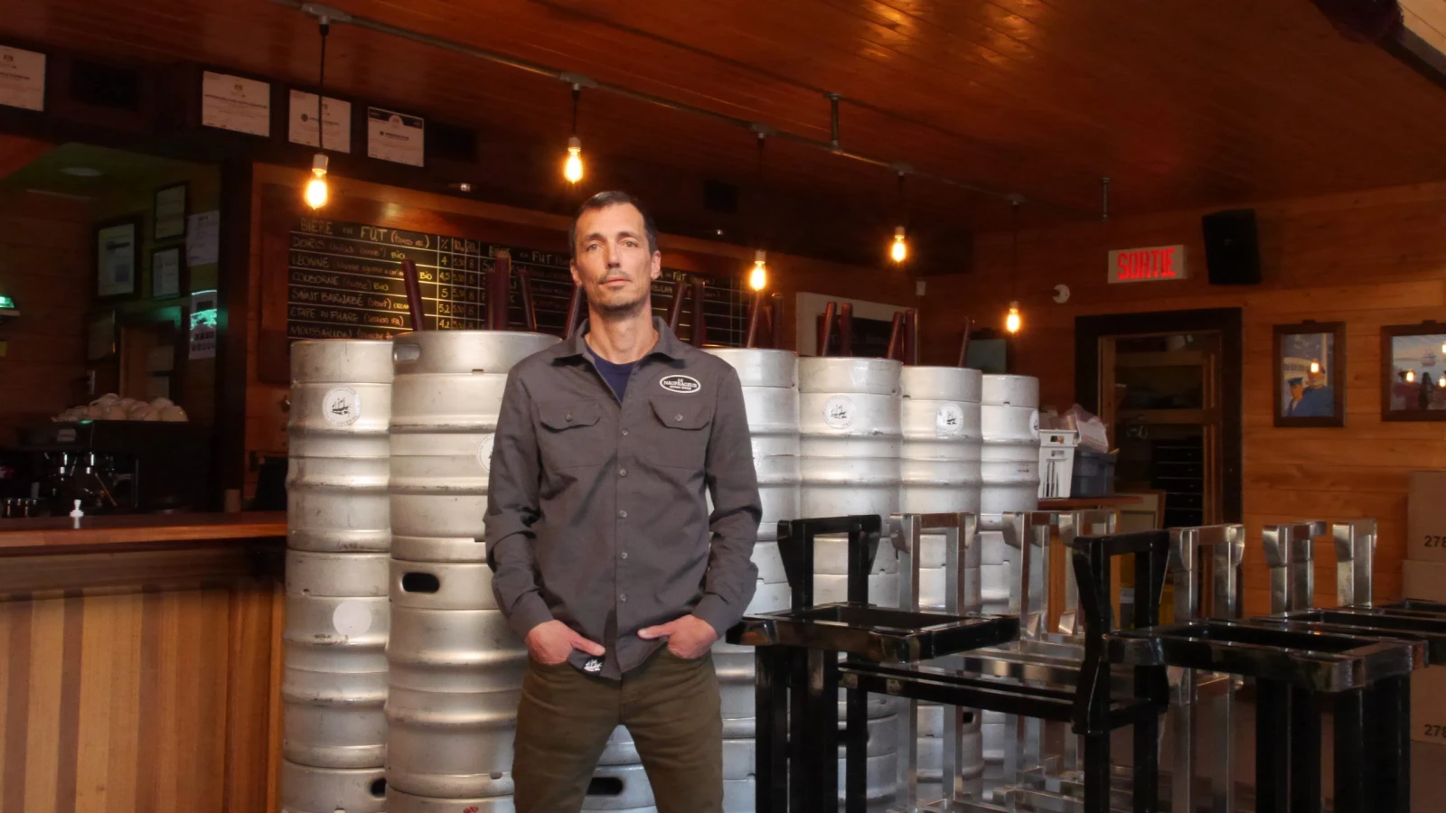 Philippe Gauthier dans son commerce vide.