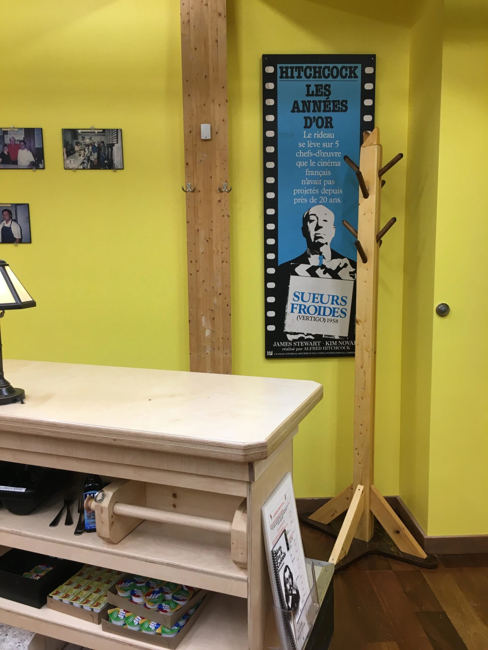 Une vieille affiche d’un film d’Hitchcock, offerte par la défunte Boîte Noire.