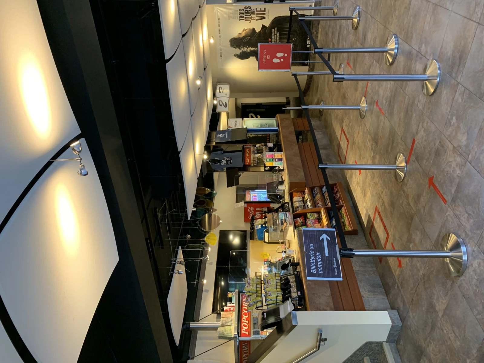 Une file d’attente pour le comptoir à bonbon anormalement vide.