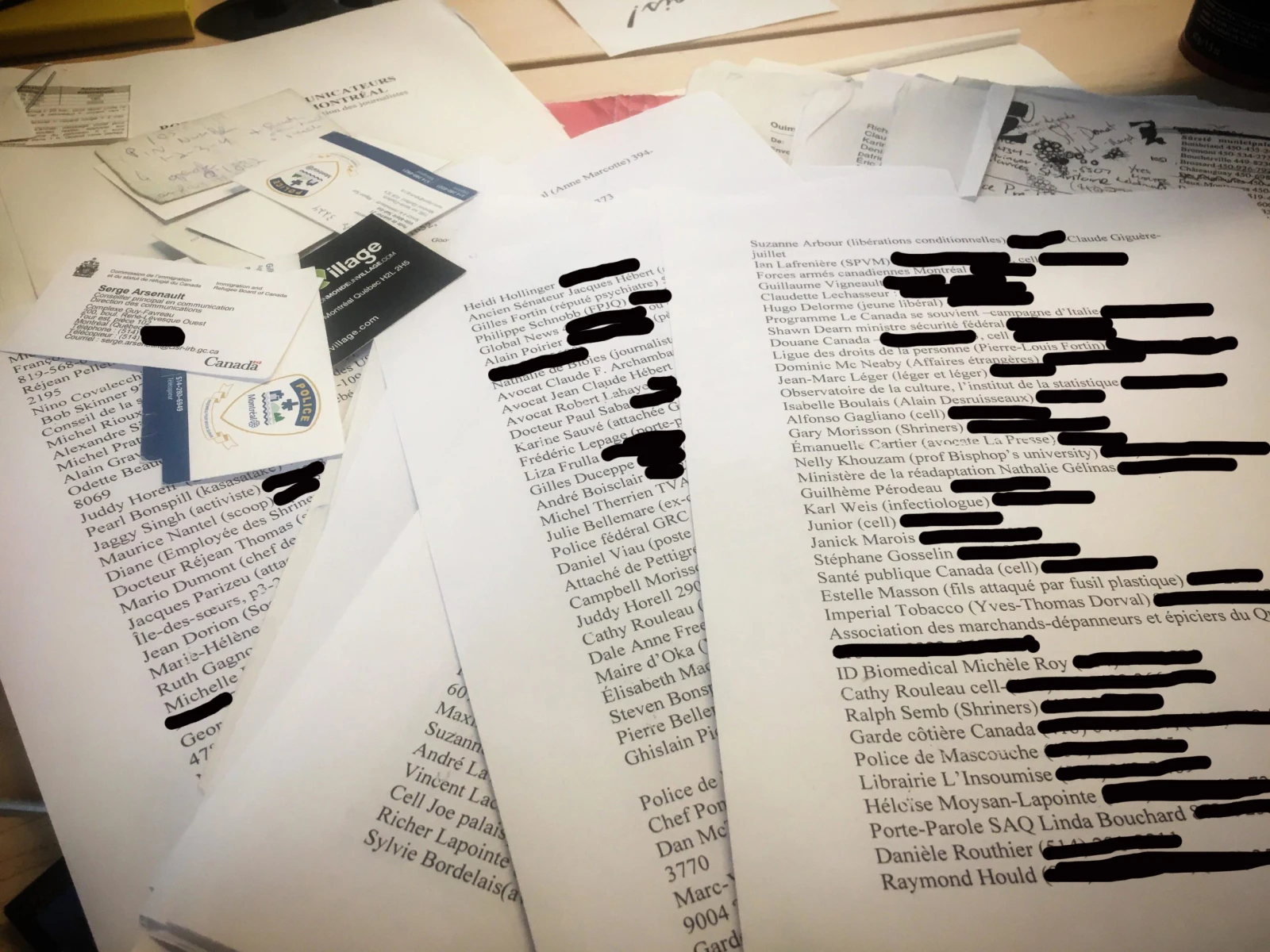 Comme je ne peux pas utiliser Internet pour contacter des gens pour le travail, j’ai retrouvé mon vieux Duo-Tang rouge rempli de vieilles sources, que j’ai trainé partout durant mes premières années de journalisme.