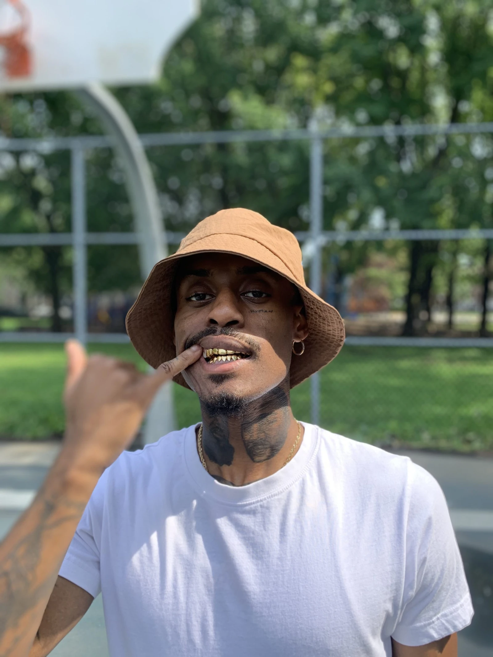 Nate Husser, me montrant fièrement ses grillz