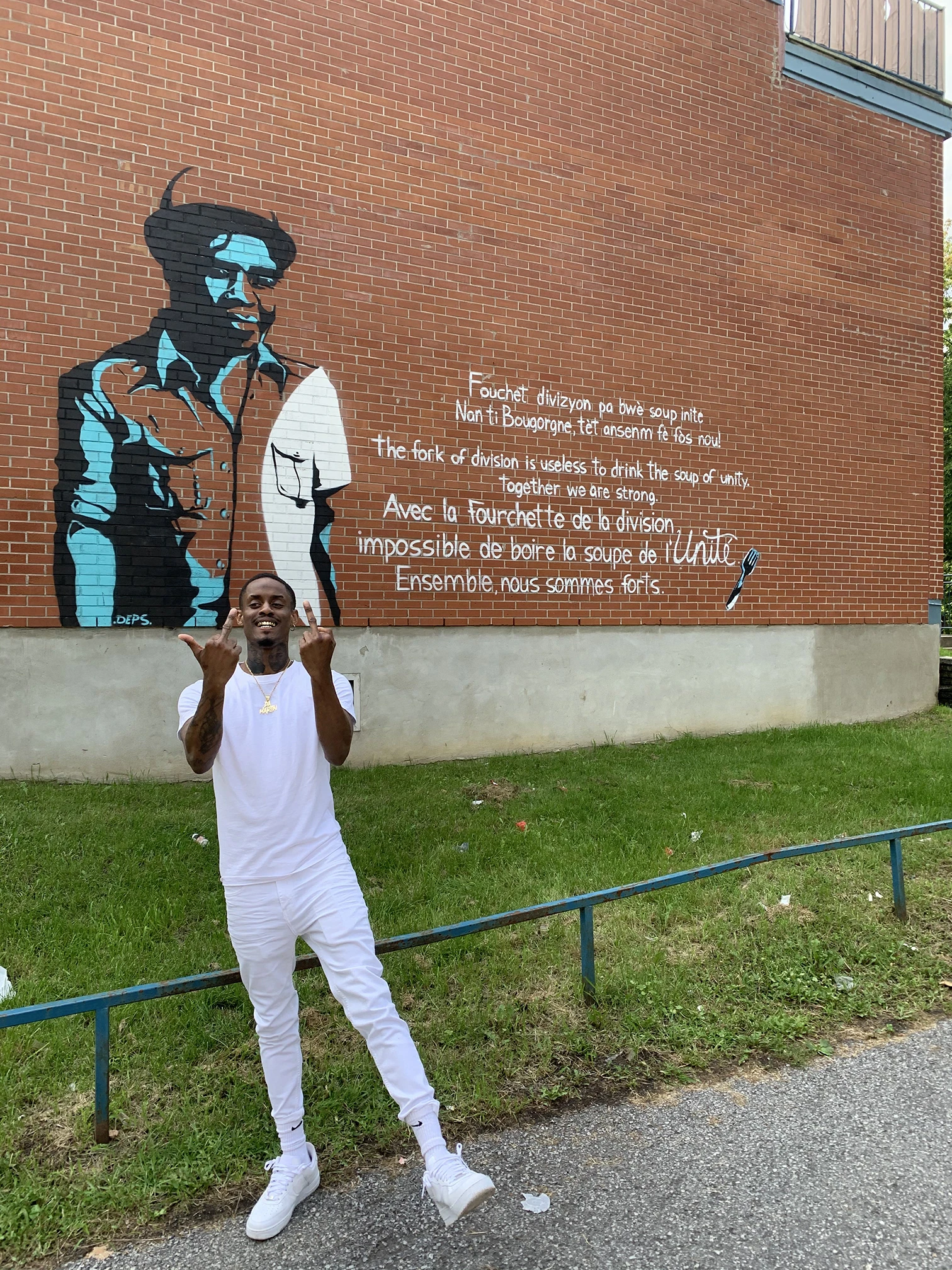 Petite pose devant une murale tout près de son appartement de jeunesse