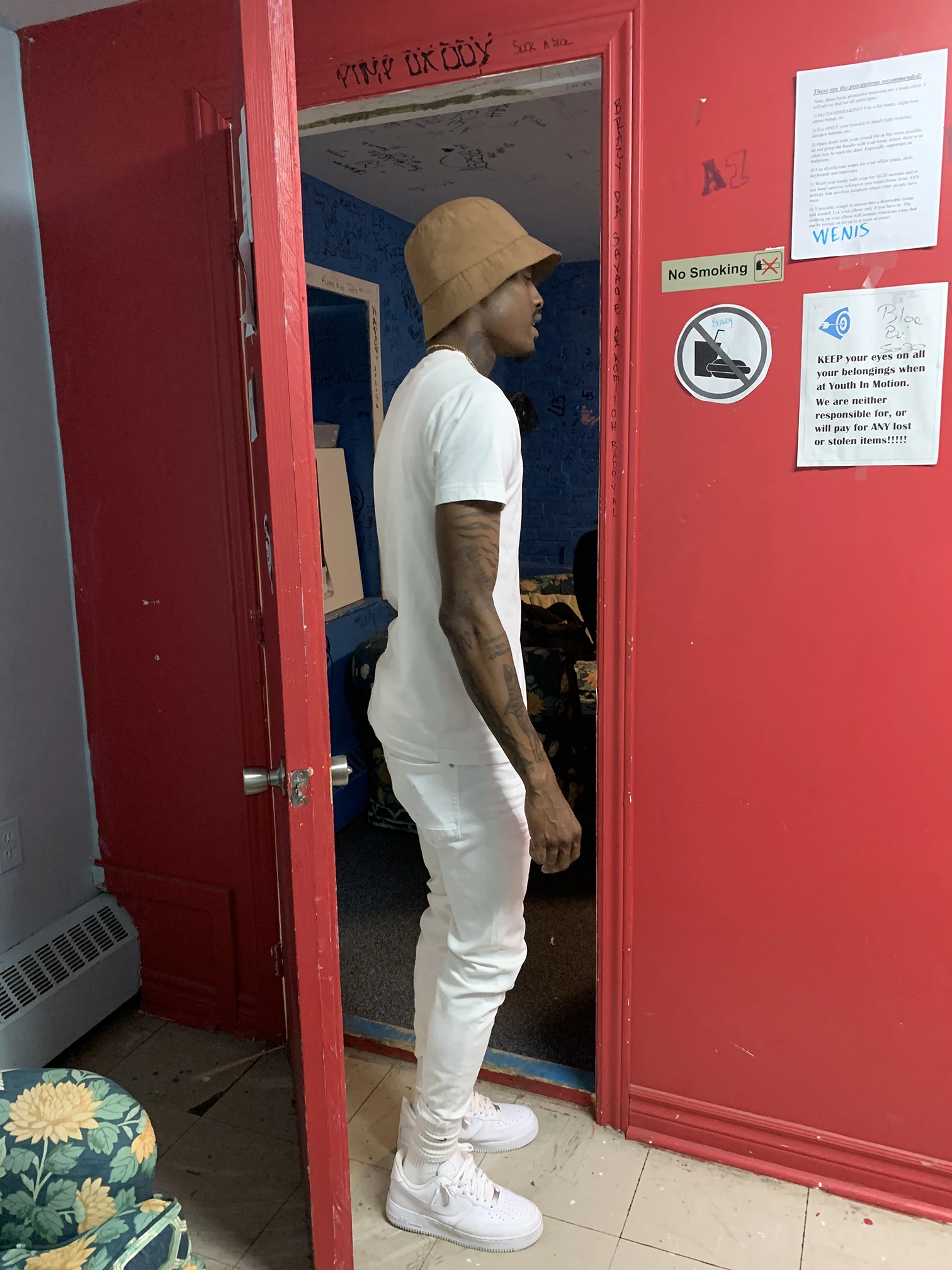 Le rapper en train de taquiner trois jeunes futures rappeuses dans le studio