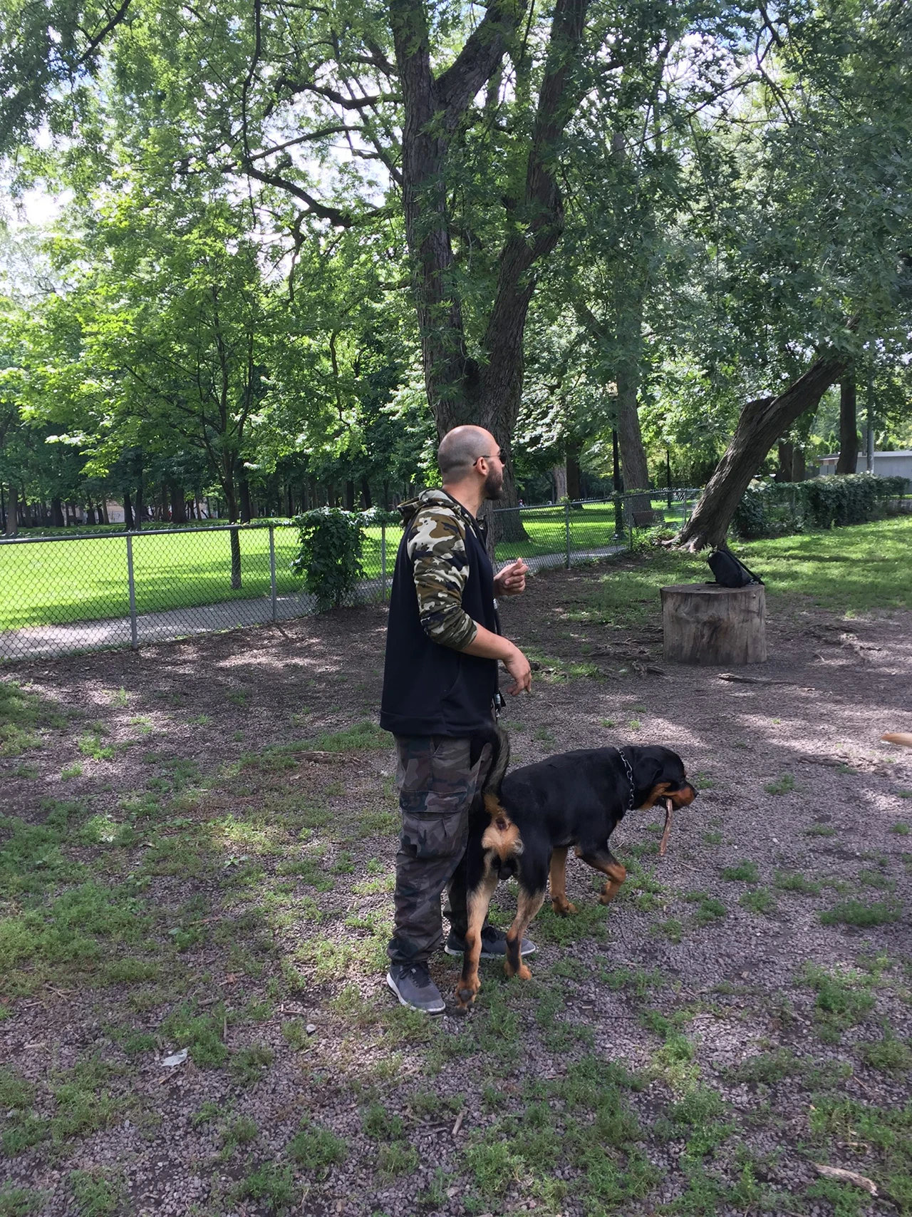 Mohammed et Ritz, qui vient de voler le joujou à Panda.