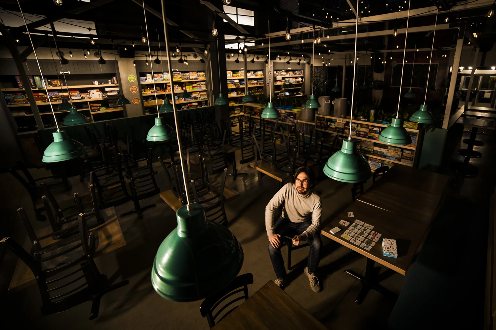 Quand la lumière s’est éteinte, Randolph fabriquait sa chance et la partageait chaque mois avec les 25 000 visiteurs de ses pubs ludiques.