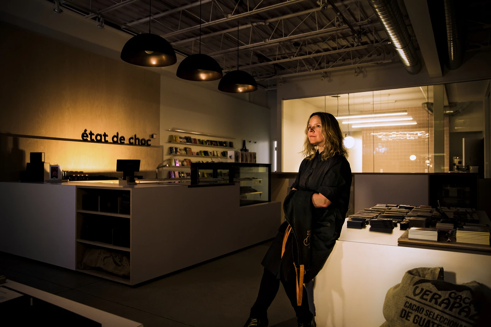 Quand la lumière s’est éteinte, État de choc célébrait les artisans québécois du chocolat bean-to-bar, rayonnait au-delà des frontières et prenait goût à la croissance.