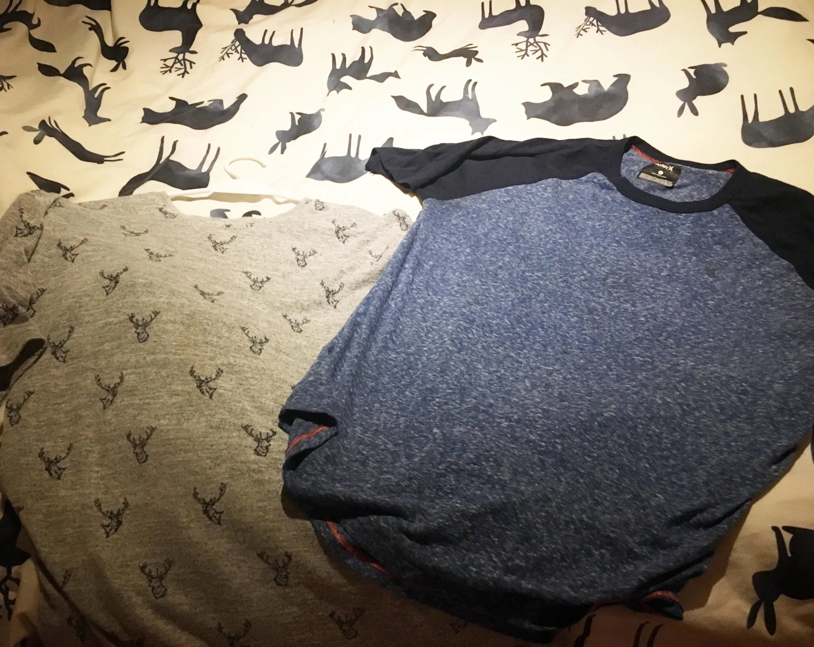 La vaisselle déborde du lavabo. Oui, lectorat, sache-le : nous sommes la seule famille nord-américaine à ne pas posséder de lave-vaisselle.   Pile, je me claque la vaisselle ; face, je la laisse à ma blonde, gnac gnac !   Esti. Damn you, hasard !   Après la vaisselle et le choix de mes vêtements (pile, l’émouvant gilet de daim ; face, le gaminet de l’Aubainerie), je me prépare à sortir.        Il pleut et on gèle. Pile, je prends le char ; face, mon bécyk.   VIARGE !    Je roule donc sous la pluie vers les shops Angus, où je rencontre une dame pour un reportage à venir. C’est ben beau, l’expérience hasard, mais j’ai une vraie job, aussi.   DUHAIME ET TROTTINETTE La dame n’est pas arrivée. Je sors mon Ziploc pour piger — au hasard, bien sûr — une première mission : « Appeler Éric Duhaime et lui dire que sa dernière chronique m’a fait réfléchir ». Ça commence raide.        Pour ceux qui ne le savent pas, l’arrivée de Duhaime comme chroniqueur à URBANIA a fait couler beaucoup d’encre, et une partie de l’équipe ne l’a pas encore digérée.   Mais bon, pas de trouble : j’ai même apprécié sa dernière sur l’« Halloween Gate ». Dieu me jugera. Je m’exécute (oui, j’ai son numéro de cell).   — Yo, Éric : bravo, ta dernière chronique m’a fait réfléchir. Sinon, t’écris sur quoi, cette semaine ?    — Le gars du McDo congédié pour avoir couché avec quelqu’un de l’entreprise.   — O.K., bye !   La dame est arrivée. Vous croyez à ça, le hasard, vous, Madame ? Oui, répond-elle, parce qu’il existe des journées spéciales où des choses à première vue inexplicables surviennent.   Avant de partir, je lui demande de piger ma prochaine mission : « Va faire un tour de trottinette au coin de Peel et de Sainte-Catherine ».   Facile, moi qui manipule en plus la trottinette Lime comme Obi-Wan Kenobi manipule les stormtroopers nonos. Seul hic : la longue ride de vélo pour me rendre au centre-ville sous un désagréable crachin.   HASARD 0 — INDIFFÉRENCE 1 Après avoir trottiné sans casque (comme 100 % des usagers), j’entreprends de demander à des passants de piger ma prochaine mission. Pas évident ! Dès que j’aborde quelqu’un sur le trottoir, il m’évite, comme si j’étais un film d’auteur dans un Cinéma Guzzo. « Désolée, j’ai une rencontre », baragouine une passante en pressant le pas. À sa défense, j’ai l’air un brin creepy avec mon Ziploc de Kylo Ren.   Au moment où j’allais abandonner en beuglant « whyyy ? » à genoux sur le trottoir, Benoit s’immobilise. Comme il vient de France, il cherchait probablement le Montréal souterrain. « Ton job, tes potes, tes amours : tout ça, c’est un peu le fruit du hasard, non ? » philosophe le jeune homme en pigeant dans mon sac. « Va demander à la première personne que tu croises son plus beau souvenir », dit le bout de papier.   La première personne que je croise est une dame d’un certain âge, à l’angle Sainte-Catherine et Stanley. « Ça ne sera pas moi », me répond-elle sèchement pendant que j’essaye de lui expliquer ma démarche.   Pfffff. Vieille bique.   Yassine, la deuxième personne que je croise, accepte de se prêter au jeu. « Mon plus beau souvenir est la fois où je suis venu au Canada, il y a sept ans ! » lance tout de go ce Marocain d’origine avant de piger ma prochaine consigne : « Applique sur une job dans un commerce ».   Pénurie de main-d’œuvre oblige, les affiches « Nous embauchons » pullulent, et j’ai — par hasard — des CV dans mon sac pour un autre reportage.   J’ai besoin d’un café, aussi. Pile, un latté du Starbucks ; face, un liquide tiède du Tim Hortons. Pile encore, yes  !   J’entre donc au Second Cup juste en face. « Bonjour-hi ! » m’accueille de manière antigouvernementale l’employée au comptoir, qui va aussitôt chercher la gérante. Celle-ci est déjà en formation avec une nouvelle et me demande d’écrire mes disponibilités sur mon CV. « Je vais certainement t’appeler cet après-midi », m’assure-t-elle.   Je sors et poursuis ma route vers l’inconnu. Je passe devant une succursale de la Société québécoise du cannabis (SQDC). Pile, j’arrête ; face, je passe mon chemin. C’est pile — juré, craché sur la tête de mes enfants.   Toutes ces emplettes m’ont bien sûr ouvert l’appétit.   J’ai besoin d’un café, aussi. Pile, un latté du Starbucks ; face, un liquide tiède du Tim Hortons. Pile encore, yes  !   J’ai traîné mon lunch, aussi. Pile, je le mange ; face, je m’offre du resto. Le lunch a gagné, hélas !   Je pige à nouveau : « Fais un hug à la personne à ta droite ».   Je toise une dame d’un certain âge, plongée dans sa bulle. Je refuse ma mission pour la première fois, de peur de manger un coup de sacoche.   10 $ DE TAXI DANS LE SUD, SVP Je replonge la main dans mon Ziploc : « Prends un taxi et demande-lui de t’amener où il veut pour 10 $ ». Un hommage à Ding et Dong, le film, sans doute.    Le chauffeur de taxi ne comprend pas trop ce qui se passe, mais il en a long à dire sur le hasard. « Pour moi, c’est tomber sur un ami sans le chercher, qui était dans ma mémoire le matin même. C’est une chance qui vient toute seule, qui vient de Dieu », analyse Pierre, qui refuse de me larguer n’importe où lorsque son meter affiche 10 $. En bon samaritain, il me conduit à mon vélo, verrouillé près de la Grande Bibliothèque.   La pluie reprend de plus belle. Pile, je garde mon vélo ; face, je retourne chez moi l’échanger contre ma voiture.   Pile (encore). Fuck.   Dans ce cas, je pige une nouvelle mission : « Va jouer 5 $ dans les machines de loterie vidéo ». Pourquoi pas ? Au moins, je serai au sec, et je sais où aller.      Je roule jusqu’au Monaco de la rue Masson, où le staff est vêtu façon croupier. Les appareils sont quasiment tous occupés, même si on est en plein milieu de l’après-midi.   — Crois-tu au hasard, toi, voisine ?    — Non, pas vraiment , marmonne-t-elle.   Trois minutes plus tard, la machine a bouffé ma maigre mise.   LE DIRE AVEC DES FLEURS Je commence à être écœuré de geler et je pourrais tordre mes vêtements tellement je suis trempé. Pile, je garde mon vélo ; face, je vais chercher mon auto. Face, enfin !   Je pédale jusque chez moi et je me change. Enfin au sec !   Ravigoté, je pige un autre défi, et non le moindre : « Va acheter un bouquet de fleurs et donne-le à la première personne que tu croises ».        « Ton bouquet le moins cher, s’il te plaît », que je demande à la fleuriste. J’en n’achète même pas à ma blonde (sauf quand je reviens d’un « congrès », arr ! arr ! arr !), alors pas question de réhypothéquer ma maison pour une inconnue.   Surtout que la principale intéressée semble se demander c’est quoi, la crosse, quand je lui tends mon minibouquet de fleurs ordinaires. Est-ce que tu crois au hasard, toi, mystérieuse inconnue ? « Plus ou moins », répond-elle.        Avant de disparaître de ma vie aussi vite qu’elle est apparue, elle pige ma prochaine tâche : « Compose un numéro au hasard et demande à parler à Justin Trudeau ».   Ça, c’est drôle. Je dégaine mon cellulaire : 514 622-XXXX.   — Oui, allô ?   — Oui, Justin Trudeau, s’il vous plaît ?    — Pardon ?   — Justin Trudeau ? Il est pas là ?!?   — Non, mauvais numéro, résume mon interlocuteur dans un éclat de rire.   J’ai apprécié le moment; merci, hasard !   MOINS DE DÉCISIONS, PLUS D’IMPRÉVUS Ma blonde n’est pas dupe. Elle me répond « dommage que je sache que ta journée est dédiée au hasard » quelques heures après ma pige de la mission suivante : « Écris à ta blonde que tu l’aimes et que tu t’ennuies ».   L’après-midi tire à sa fin. Désormais esclave de l’imprévu, j’entre au hasard dans un salon de coiffure de la rue Masson en quête d’un nouveau look. « Fais ce que tu veux », que je dis à Laura, la coiffeuse, qui me raconte la meilleure anecdote de hasard de la journée : sa rencontre avec son copain, il y a deux ans, dans un bar de Montréal. Là où ça devient intéressant, c’est que les tourtereaux ont grandi dans deux villages voisins de France sans jamais se rencontrer. « Je me dis que c’est dingue d’être allés au bout du monde pour se rencontrer. On était destinés », croit Laura.   On devrait tous prendre un break de décisions une fois par année et s’en remettre à pile ou face pour une journée complète.   En rentrant chez moi, je repense à cette journée faite d’imprévus, et j’avoue avoir aimé ça. Mes missions étaient peut-être niaiseuses, mais elles m’ont permis de jaser avec Benoit, Yassine, Pierre et Laura, et même de donner des fleurs à une inconnue. On devrait tous prendre un break de décisions une fois par année et s’en remettre à pile ou face pour une journée complète.   Soudain, mon téléphone sonne. La gérante du Second Cup me convoque pour un training demain matin.   Pile, je deviens barista ; face, je demeure journaliste.