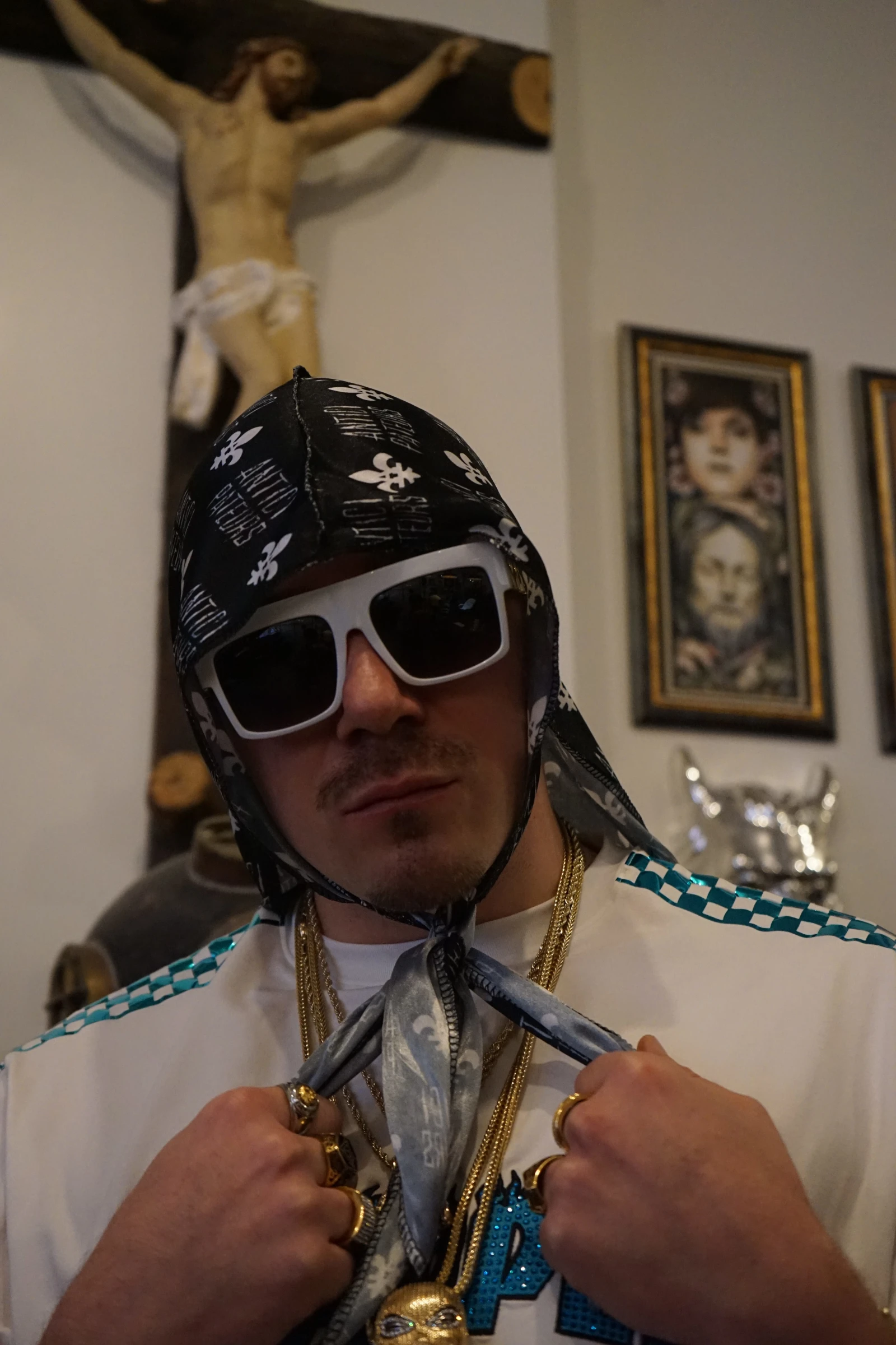 Tronel : Il y a un concours de costumes, il y a 250 piasses de cossins de prohibition qui va être remis au winner. Il va aussi y avoir un concours de tatouages de fesses sur le stage.