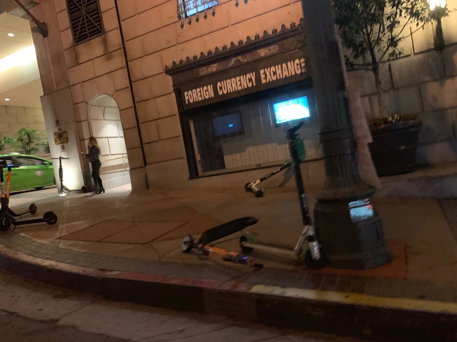 Aussi, les gens laissent les trottinettes N’IMPORTE OÙ.