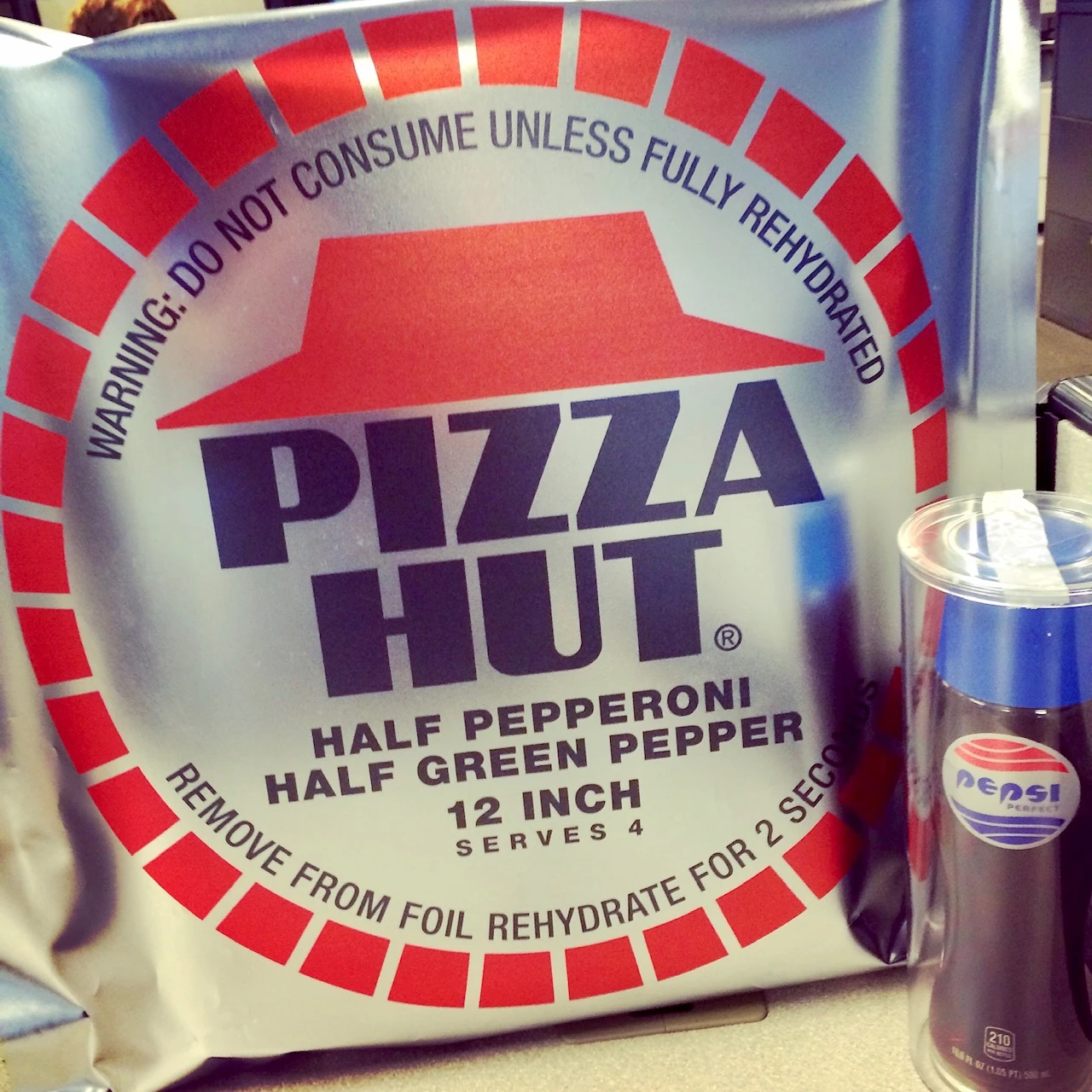 Pizza et Pepsi du futur, gagnés lors d’un concours de costume organisé par Pizza Hut en 2015.