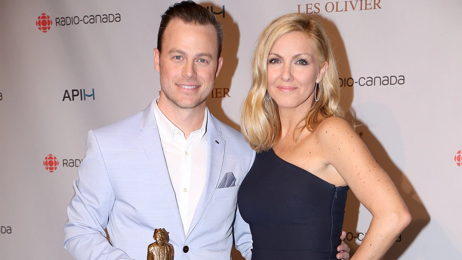 crédit photo : Hollywood PQ    LES CLOUTIER-MORISSETTE   QUI SONT-ILS ? Elle est la fille d’un ex-imprésario et producteur déchu. Il est issu des… Mecs comiques. Le couple formé par Véronique Cloutier et Louis Morissette a bâti une marque (Véro) et est en train de consolider un petit empire. KOTV, l’entreprise de production télé fondée par l’époux, a maintenant des tentacules dans le spectacle, le cinéma et l’édition.   QUI SONT LEURS HÉRITIERS ? Les descendants se comptent au nombre de trois : Delphine, Justin et Raphaëlle. Futurs magnats dushowbiz ? Pour l’instant, ils ont déjà chanté dans une comédie musicale.   QUELLE POURRAIT ÊTRE LEUR DEVISE ? Mundum vincere postquam lusitare. En français : « Conquérir le monde, pour ensuite le divertir. » En fait, c’est l’énoncé de mission de KOTV.