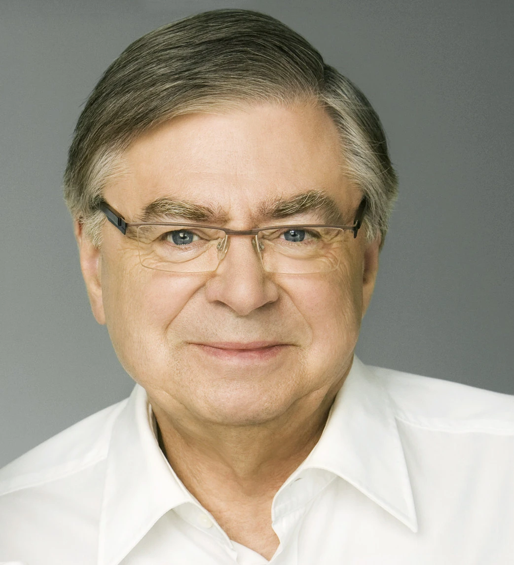 LES RENAUD   QUI SONT-ILS ? Tout a commencé avec Pierre Renaud, cofondateur de Renaud-Bray en 1965, devenue depuis la plus grande chaîne de librairies (et de gugusses à donner en cadeau) du Québec. En 2012, son fils Blaise l’a remplacé à la présidence, à seulement 27 ans. En 2015, il nous a montré qu’il avait vraiment faim en avalant son rival Archambault. On le présente d’ailleurs souvent comme un « petit PKP » : impitoyable et ambitieux.   QUI SONT LES HÉRITIERS ? L’éminemment discret Blaise Renaud n’est pas du genre à documenter sa vie sur Instagram. Néanmoins, on a appris qu’il a maintenant une progéniture. Cela explique probablement son acquisition, l’an dernier, d’une « grande maison familiale de style Tudor » à Westmount, dixit le courtier. La dynastie Renaud peut donc se poursuivre.   COMMENT FERONT-ILS FRUCTIFIER LEUR FORTUNE ? Le baron du livre au Québec a déjà dit qu’il aurait autant de plaisir à travailler dans l’industrie de la chaussure. Appliquera-t-il la stratégie de la diversification ? Les plus grandes dynasties en ont tiré profit.