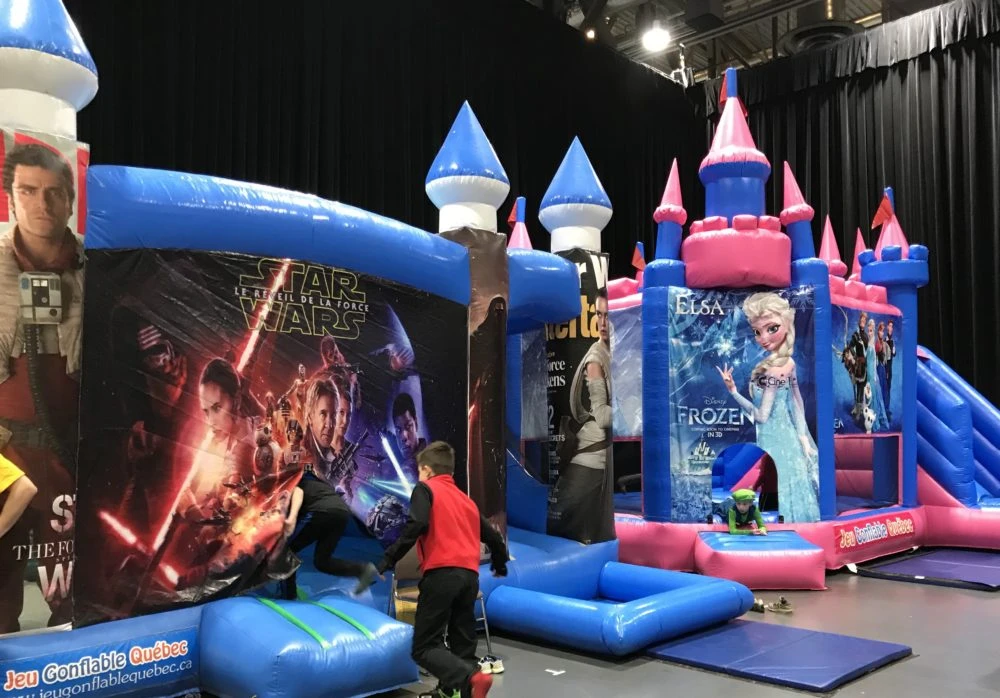 Luigi s’amuse dans le palais d’Elsa en arrière-plan