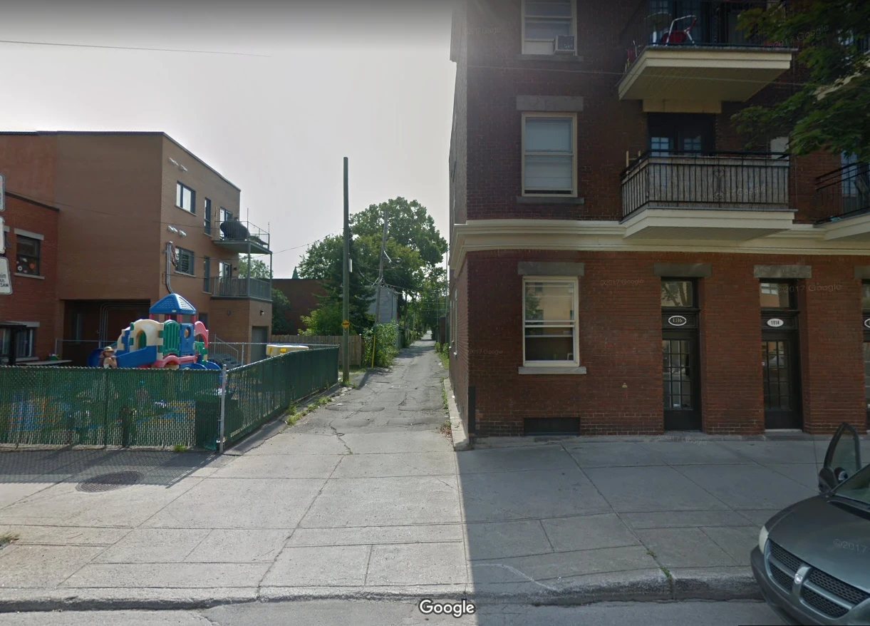 La vue de la ruelle derrière Christophe-Colomb, vue de la rue de St-Zothique.