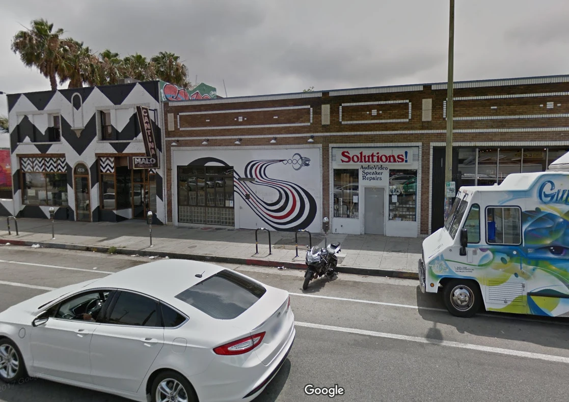 Je sais pas ce qui est le mieux entre les peintures des bâtiments où la van stationnée devant.