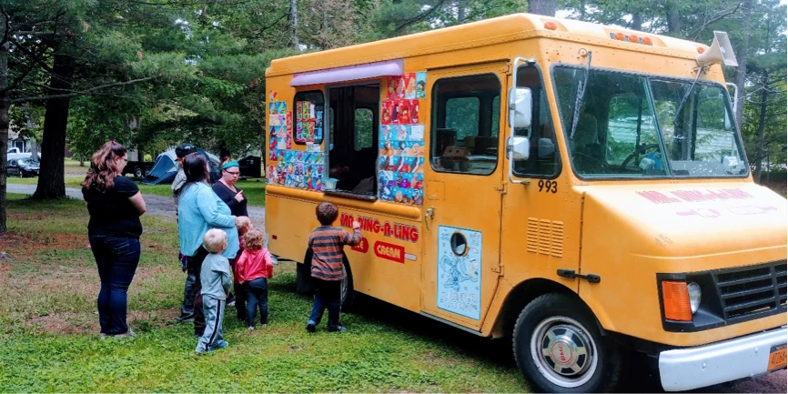 Activité de la fin de semaine : attendre le marchand de crème glacée.