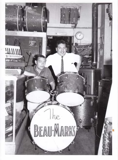 Guy Lotte et le batteur du groupe The Beau-Marks (crédit photo : Musée du rock’n’roll).