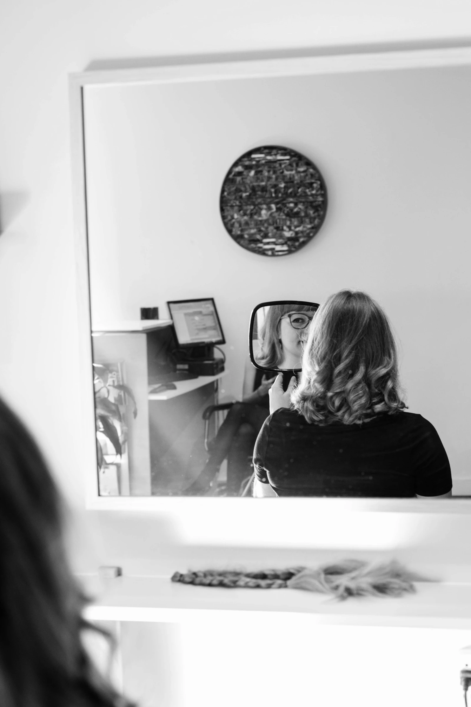 Indiana se regarde attentivement dans la glace et hésite : « C’est un peu trop long à mon goût… » On y va d’une deuxième. « Ah ! Ça, c’est mieux, non ? J’aime la couleur. » Mais Louise n’est pas convaincue. « On veut une réaction viscérale ! Il faut que la personne sente que c’est la bonne. Je vais vous en proposer une autre, d’accord ? » « En avez-vous une avec une petite frange ? » demande Indiana. Troisième essai. Ses yeux s’illuminent ; on sent la petite décharge d’adrénaline dans son corps fatigué ; la voix est ferme : « ÇA, c’est moi. C’est la bonne ! » « Formidable ! On a une gagnante ! Vous voyez, c’est la réaction que je cherchais. On ne s’y trompe jamais. »   LIBÉRÉE, DÉLIVRÉE Ça y est ! C’est fait. Karine est délestée de deux grosses tresses d’un peu plus de 30 cm. « Oh mon Dieu ! C’est tellement léger ! » L’ambiance est à la fête ; deux ou trois high-five sont échangés pour célébrer. « Quand j’ai annoncé sur Facebook que j’allais passer à l’action, j’ai reçu beaucoup d’encouragements. Mais quelques personnes m’ont dit : “Fais pas ça, tu vas le regretter”. Je ne regrette rien. Rien du tout : je suis tellement contente ! Tu sais, je ne fais pas ça pour me faire dire “bravo !” : j’ai simplement le sentiment que c’est la bonne chose à faire. » L’opération n’aura pris que quelques minutes. Deux magnifiques orphelines attendent leur prochain ou prochaine propriétaire. « Je me sens tellement plus libre ! » La discussion se poursuit avec Olivier ; les don’ts ne sont pas très loin. Maintenant, il faut une nouvelle coupe pour Karine.     LE TISSU QUI RÉCONFORTE « Voulez-vous essayer de la mettre toute seule, maintenant ? » demande Louise. Indiana lève difficilement les bras pour remettre l’heureuse élue sur sa tête. « Ça me fait trop mal, dit-elle. Pour tout de suite, je préfère garder le foulard que j’ai pris ici la dernière fois. Je le porte toujours à la maison, question de confort. On ne s’en rend pas compte, mais porter une perruque, c’est comme avoir un chapeau. Ça peut être agaçant à la longue. » «Quand je suis venue la première fois, j’ai été surprise de voir tout ce qu’on peut faire avec un bout de tissu,» explique Indiana « Ah ! C’est vrai ! J’ai oublié de te montrer notre collection de foulards. On prête aussi des accessoires de tête », me dit Louise en rangeant la nouvelle perruque d’Indiana dans sa boîte de transport. « Quand je suis venue la première fois, j’ai été surprise de voir tout ce qu’on peut faire avec un bout de tissu, explique Indiana. En plus, c’est doux, réconfortant, et ça agresse moins mon cuir chevelu, qui est beaucoup plus sensible depuis que j’ai perdu mes cheveux. N’empêche, c’est bien d’avoir une perruque pour pouvoir se retrouver, un peu. »   SALUT, LES TRESSES À travers le bruit des séchoirs et de la sonnerie du téléphone qui annonce d’autres rendez-vous, les tresses de Karine ont été mises dans un sac avec une infinie délicatesse. Cet après-midi, notre donneuse ira les déposer dans une boîte aux lettres. Le voyage peut donc commencer. Au bout de celui-ci, bientôt, elles feront en sorte qu’une autre Indiana pourra se retrouver, un peu.        DES PERRUQUES AUX QUATRE COINS DU QUÉBEC De Rimouski à Drummondville en passant par Rouyn-Noranda, la Société canadienne du cancer prête des prothèses capillaires partout au Québec. Au total, une cinquantaine de points de service peuvent accueillir les patients en quête d’une chevelure temporaire. Vous ne trouvez pas les bouclettes rousses que vous souhaitez dans votre coin ? Pas de soucis, dit Louise Préfontaine, qui guide patientes et patients dans leur recherche de la perruque idéale à partir du bureau de Montréal. « On se parle entre points de service, on connaît bien nos inventaires, alors si quelqu’un a un besoin précis, on se fait des échanges. » Un peu comme un réseau de bibliothèques municipales… de cheveux.   ENTRE LES DEUX TÊTES Une fois coupés, les cheveux franchissent plusieurs étapes avant de pouvoir orner la tête d’une personne atteinte du cancer. Il faut d’abord les envoyer par la poste à l’organisme choisi. Ensuite, les cheveux sont acheminés à un atelier de fabrication, parfois à travers un intermédiaire. Par exemple, le programme Pantene Belle longueur fait affaire avec HairUWear, une entreprise américaine dont les usines de confection de perruques sont situées à l’étranger. D’autres organismes, comme DonEspoir Cancer, s’occupent de la transformation entièrement au Québec. De 8 à 15 dons de cheveux sont nécessaires pour fabriquer une seule perruque.