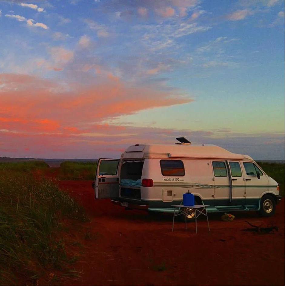 Voici John Mel&amp; Camper (oui, j’aime faire des jeux de mots douteux impliquant des chanteurs américains), lors d’un séjour à l’Île-du-Prince-Édouard.