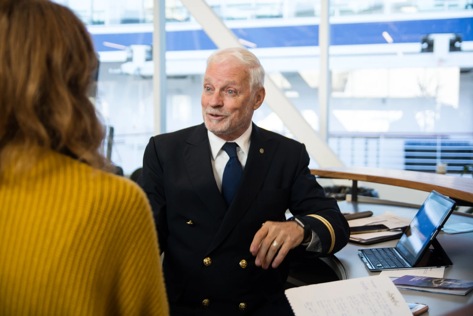 Le Viking Sea est un luxueux navire de 300 millions de dollars sur lequel tout est inclus. Même les drinks. On a profité de son passage à Montréal — une destination étonnamment prisée par les vacanciers des mers — pour tenter de découvrir ce qui se passe dans les coulisses d’une croisière.     On prévoyait une journée d’automne. Il n’est pas encore 9 h et, déjà, il fait 25 °C. C’est en regrettant ma veste de laine que je m’avance vers le Viking Sea, bateau de croisière parti de Norvège, et présentement en escale montréalaise. Sur la rue d’en face, un train s’immobilise, bloquant par le fait même l’accès au port. Petite commotion sur le quai. On m’apprend que je dois absolument attendre l’arrivée des autres visiteurs — 148 agents de voyage et un journaliste — pour embarquer sur le navire. Je fixe les wagons immobiles en enlevant mon foulard. La journée s’annonce longue. Un homme s’approche. Sûrement le capitaine, que je me dis en observant son impeccable costume bleu. « Jean-Charles Côté, coordonnateur croisières et service aux clients », lance-t-il en me tendant la main. « Tout le monde est pris de l’autre côté de la voie ferrée. Problème mécanique. Ça pourrait prendre deux bonnes heures avant de se régler. Vous voulez qu’on jase, en attendant ? » Je n’hésite pas très longtemps avant de le suivre vers son comptoir de service.      MONTRÉAL, PERLE UNIQUE DE LA CROISIÈRE ? Depuis cinq ans, Jean-Charles Côté s’assure que les croisiéristes de passage à Montréal gardent un souvenir positif de la ville. Posté à l’entrée du quai de débarquement, il veille sur leur sécurité, leurs bagages et le sourire qu’ils recevront de la part des employés du port. « Le sourire, c’est important. Quand les touristes sont bien accueillis, ils s’en rappellent longtemps. Et ils reviennent. » Je vous avoue que j’ai beau habiter Montréal depuis une décennie, je ne me doutais pas qu’il s’agissait d’une escale prisée par les croisiéristes. Selon mon interlocuteur, la métropole a un atout rare. « J’ai fait plus d’une cinquantaine de croisières dans ma vie, et je peux compter sur les doigts d’une main les ports où on n’a qu’à traverser la rue pour arriver au cœur de l’action ! »