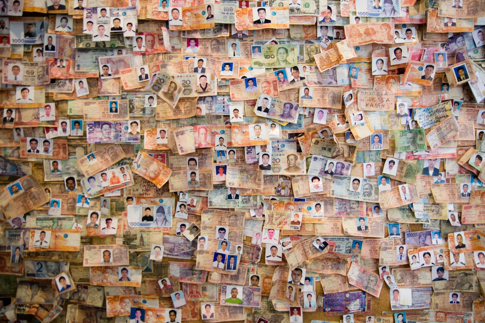 LUXE ET TROISIÈME ÂGE Je tends mon passeport à un commis. On scanne le contenu de ma sacoche. On me demande ensuite de remplir un formulaire. Je dois y préciser, assez simplement, si j’ai la diarrhée. Je me tourne vers une employée : — Si je vous disais que j’avais des problèmes de selles, on m’empêcherait de monter ? — Oui. J’avoue que cette discussion illumine ma journée. Et je ne vous dis pas le plaisir que je ressens quand, quelques secondes plus tard, je remets dignement ma certification de « transit en santé » à un employé que j’imagine être le gardien du bien-être digestif des passagers. Puis, ça y est. J’entre enfin au cœur du navire. Du tapis luxueux, des œuvres d’art, de la musique classique, un design tout ce qu’il y a de plus suédois, des fourrures, beaucoup de lumière et des passagers très âgés. Très. Âgés. Pas surprenant, considérant que 75 % des croisiéristes de passage chez nous ont entre 60 et 79 ans, souligne le Comité Croisières Montréal. Heather Clancy, cruise director du Viking Sea, m’explique : « Ici, on a une clientèle particulière. Ce sont des personnes qui ont travaillé très fort toute leur vie, qui ont économisé leur argent, et dont les enfants ont enfin quitté la maison ! Plusieurs d’entre eux explorent le monde pour une première fois. » J’éprouve soudainement un élan de tendresse pour un homme assis tout près, celui vêtu d’un t-shirt imitant le drapeau américain. Cet homme qui a déboursé entre 9 000 et 37 000 $, selon son choix de cabine, pour deux semaines de découvertes.