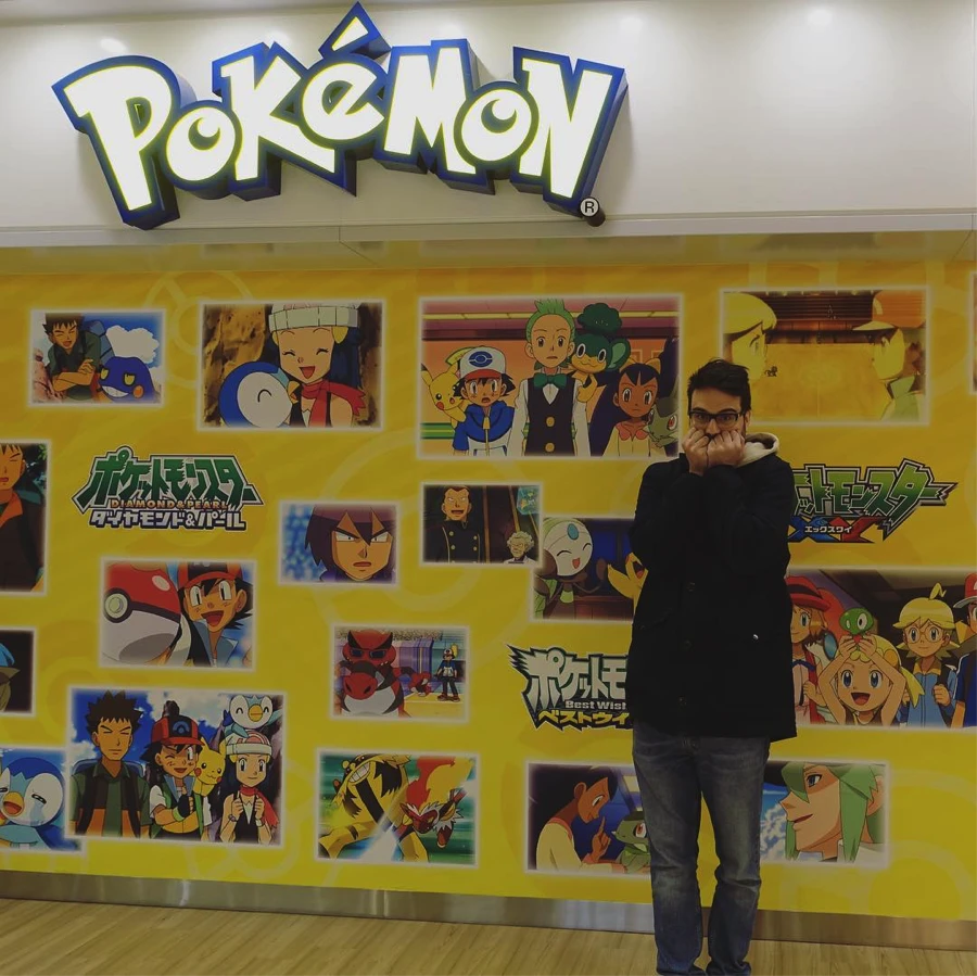 Ça c’est moi ben trop excité devant la boutique Pokémon