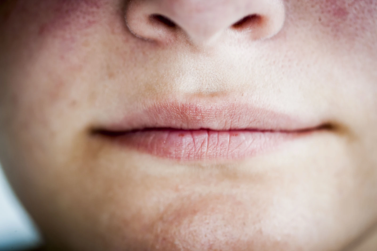 MAUVAISE HALEINE (expression) / mɔvɛz alɛn   Phénomène gênant entraîné par l’effet des hormones sexuelles (oui, encore elles) sur la flore et les bactérie buccales. La cigarette, le café et la Colt 45 — que les « puberteux » découvrent avec délices — peuvent aussi être en cause. ***