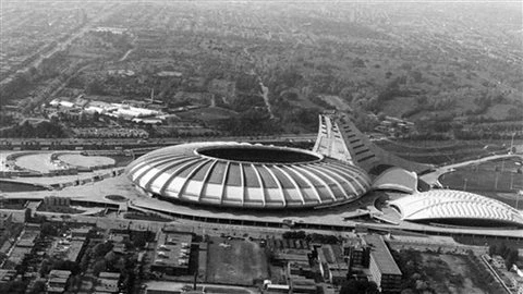 Mais la tour et le toit amovible ne seront prêts que 10 ans plus tard… / Crédit photo : Archives, Ville de Montréal
