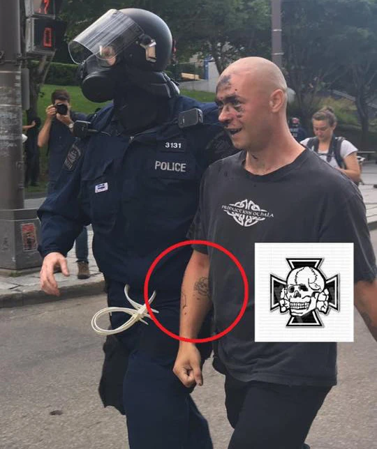 Le symbole tatoué sur son bras est un Totenkopf, un symbole SS au cours des années 30.