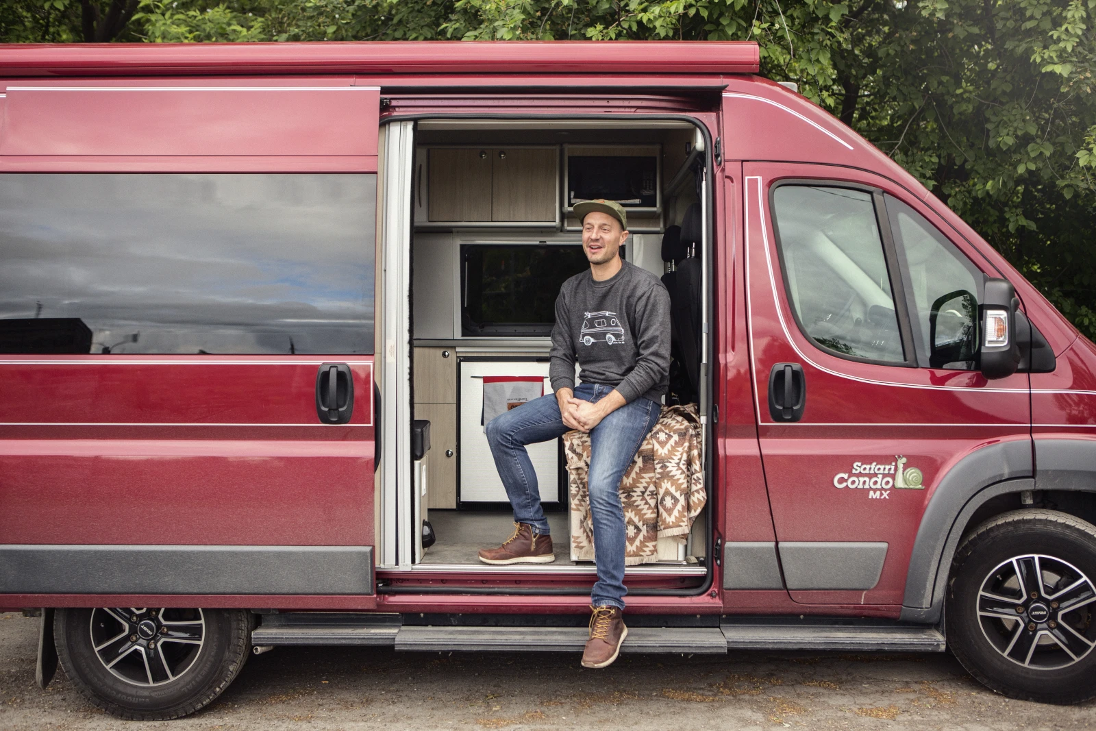 Travailler à Montréal ou sur une plage près de San Francisco, pourquoi choisir? Après avoir vendu son site web (33mag), s’être blasé de rénover son condo et s’être séparé de sa copine, ce spécialiste du contenu de marque qui a 36 ans a réalisé qu’il pouvait aussi bien travailler à Montréal que sur une plage près de San Francisco, ou encore dans le stationnement d’un Walmart au Wisconsin. Pourquoi choisir?    Nomade, version 2017