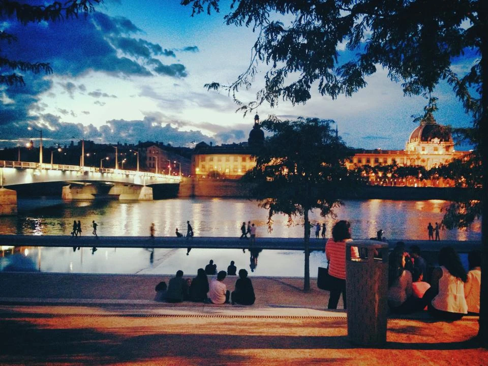 Boire sur les quais du Rhône ou de la Saône. Comme un-e vrai-e Lyonnais-se! À l’image d’un cliché français, les nombreux quais se transforment au coucher du soleil en apéros géants et fantasques. Mais passé le coucher du soleil instagramable, le party lève et les gens deviennent fous, ils sautent dans les fontaines, se rendent soudainement sociables et lorsque vous rentrerez chez vous après 4h du matin c’est pas mal sûr que vous aurez 5 nouveaux amis sur Facebook. Seul bémol: il n’y a pas de toilettes sur les quais. Faudra faire pipi entre deux autos. (Ce n’est pas parce qu’on a une belle vue qu’on abandonne notre côté trash, hin). Au début de l’apéro, tout est beau. À la fin du party, c’est moins pittoresque, mettons… Crédit : Paolo Nardiello   Spotter les «célébrités» du coin. L’autre activité des quais divertissante reste tout de même d’attendre le passage de Jean-Pierre, le coureur des berges du Rhône. Jean-Pierre est une légende dans le paysage citadin. Il court très vite pour son âge avancé et se fait applaudir à chaque passage, été comme hiver d’ailleurs. C’est un peu notre Céline à nous, sauf qu’il n’est pas connu ailleurs. Les Lyonnais lui vouent un amour inconditionnel et il a même une fanpage Facebook avec plus de 30K abonnés. Crédit : Joris Couronnet Apparemment l’humoriste Florence Foresti et le réalisateur-acteur Alexandre Astier (Kaamelott) sont aussi originaires de Lyon, mais laissez-faire, je ne les ai jamais vu…