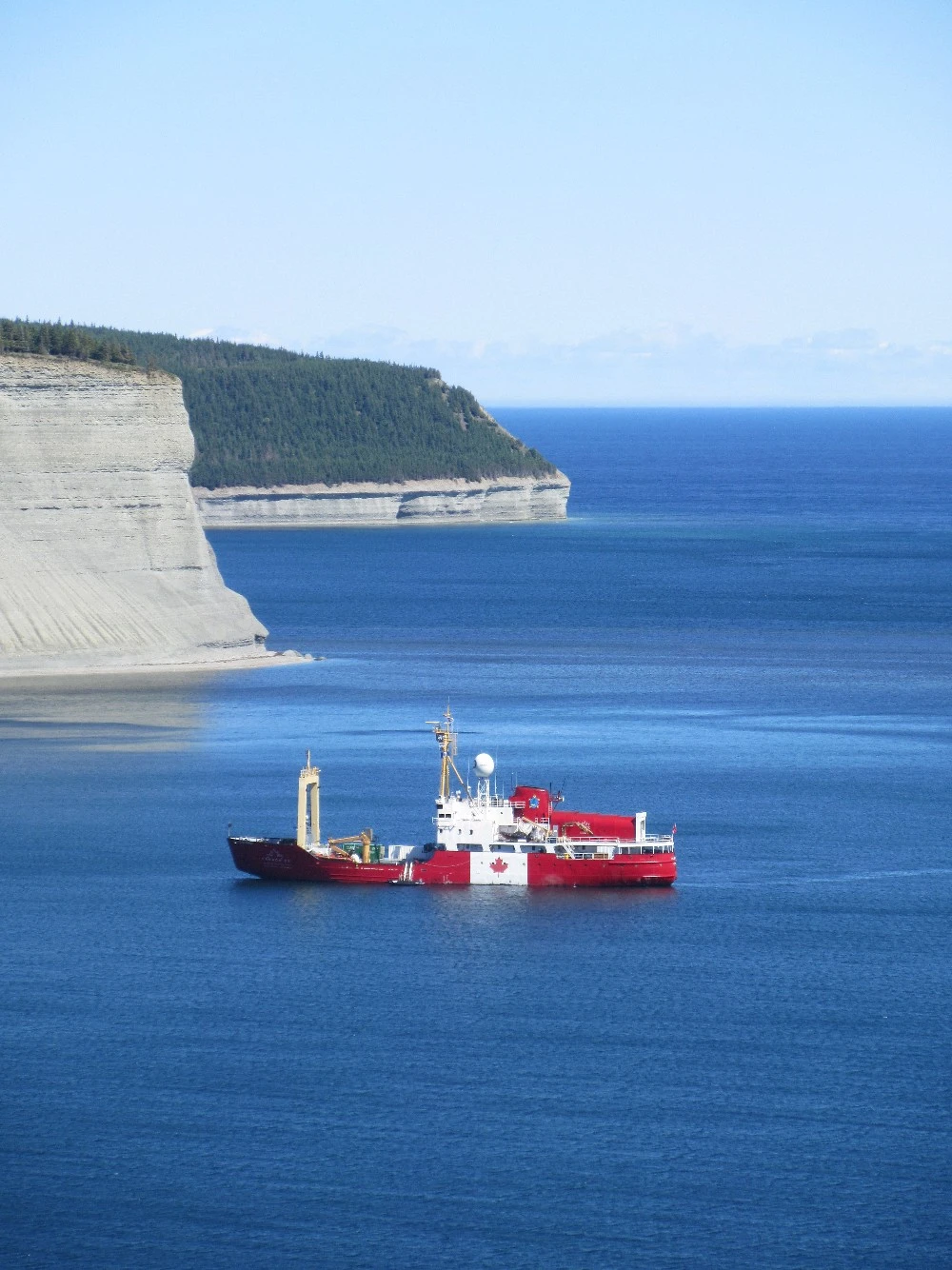 Notre brise-glace rouge et blanc, accosté “en toute discrétion” au large d’Anticosti.