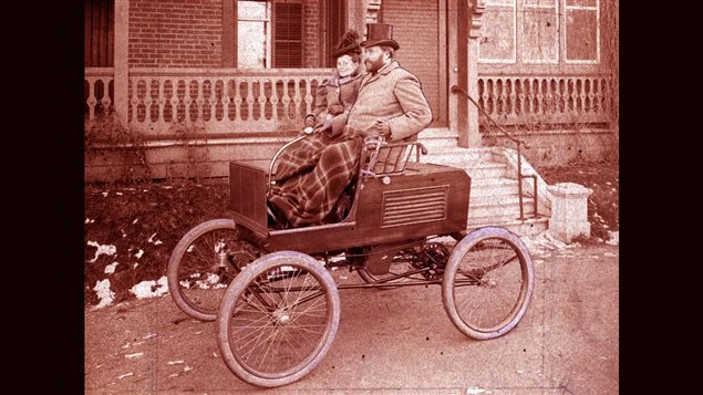 Une glorieuse machine au volant de laquelle Ucal-Henri se promène avec sa femme, puis ses enfants (il attachera un genre de charrette à l’arrière pour les y installer).