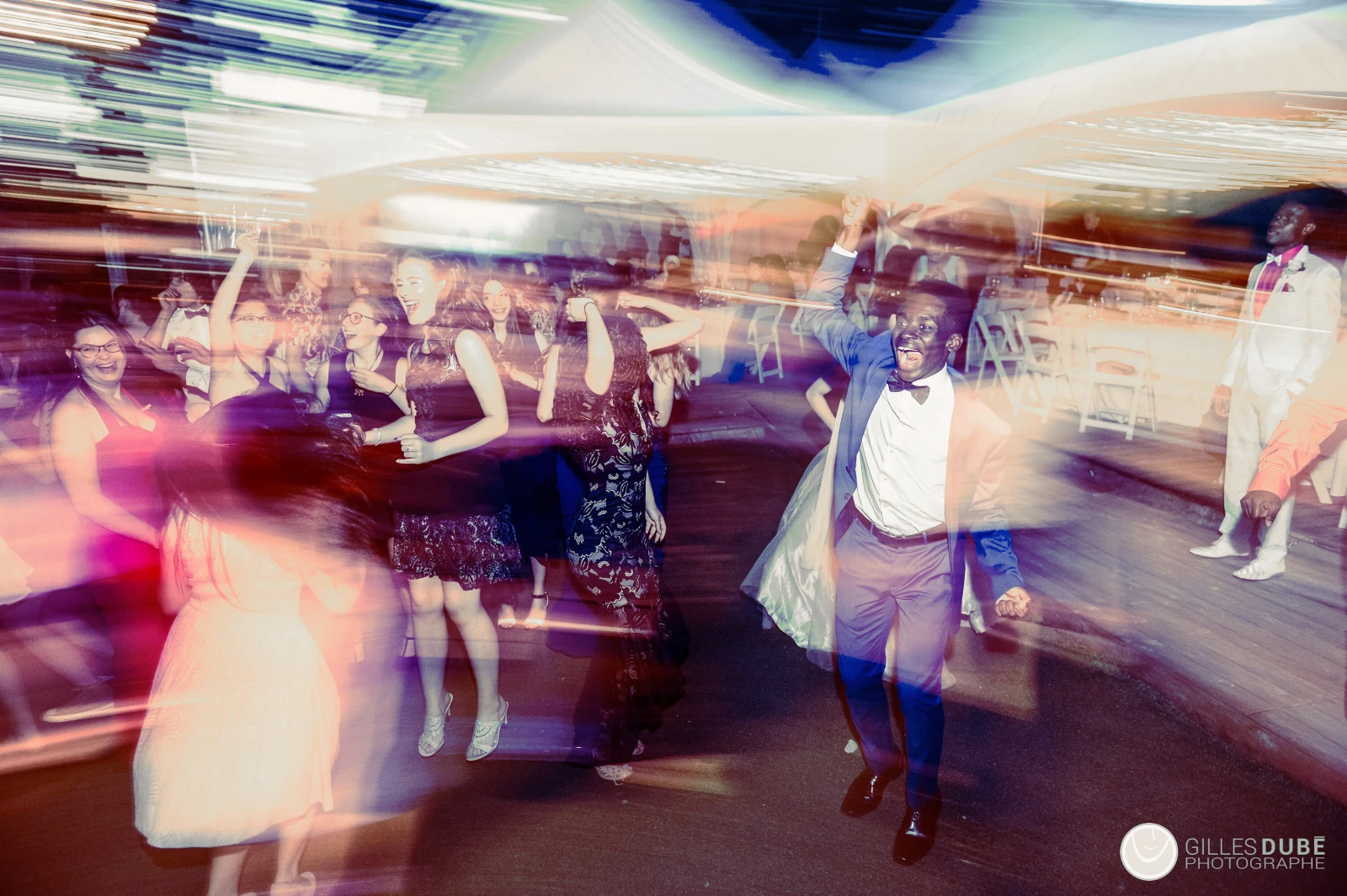 Le tic-tac   Une chose est sûre : le bal, ça continue d’être une soirée importante. «Ça vient mettre la touche finale aux cinq dernières années. Sans le bal, la formation serait incomplète», note Catherine De Sève-Beaucage, professeure d’intégration sociale au Centre Champagnat, à Montréal, qui offre une formation secondaire à des jeunes atteints d’une déficience intellectuelle. «C’est important pour eux de se sentir “normaux”. Ils consomment la même culture populaire, alors eux aussi veulent leur bal!» «On va se le dire franchement, là: le secondaire, c’est de la crisse de marde» Pour certains, cette soirée est carrément un deadline; le coup de minuit, selon India Desjardins. «À 16 ans, plusieurs n’ont jamais eu de chum ou de blonde, et ils ne savent toujours pas ce qu’ils veulent faire dans la vie. Ce jour-là, tu sens que tu arrives au bout de quelque chose, sans être nécessairement rendu là dans ta tête. C’est un drame pour plusieurs jeunes», dit-elle. Le bal, c’est pas le début d’une nouvelle vie. On en a déjà, des jobs. En tout cas, c’est la fin d’une époque. «On va se le dire franchement, là: le secondaire, c’est de la crisse de marde», lâche Oriane Rullier en levant les bras au ciel, pendant que Marie-Lune acquiesce, sourire en coin. «Après cinq ans avec le même monde, on commence vraiment à se taper sur les nerfs. Même tes amis te gossent. C’est pas méchant, là! Mais le bal, c’est pas le début d’une nouvelle vie. On en a déjà, des jobs. On va pas marier le gars qui nous accompagne.» Le jour de notre rencontre, elles venaient tout juste d’apprendre qu’elles étaient acceptées au cégep. «Le prochain chapitre, c’est là qu’il commence», croit Marie-Lune. Et que signifie le bal, alors? Il se passe quoi après? Oriane éclate de rire. «Ben, l’après-bal!»   Pour lire la suite du magazine interactif, c’est par ICI