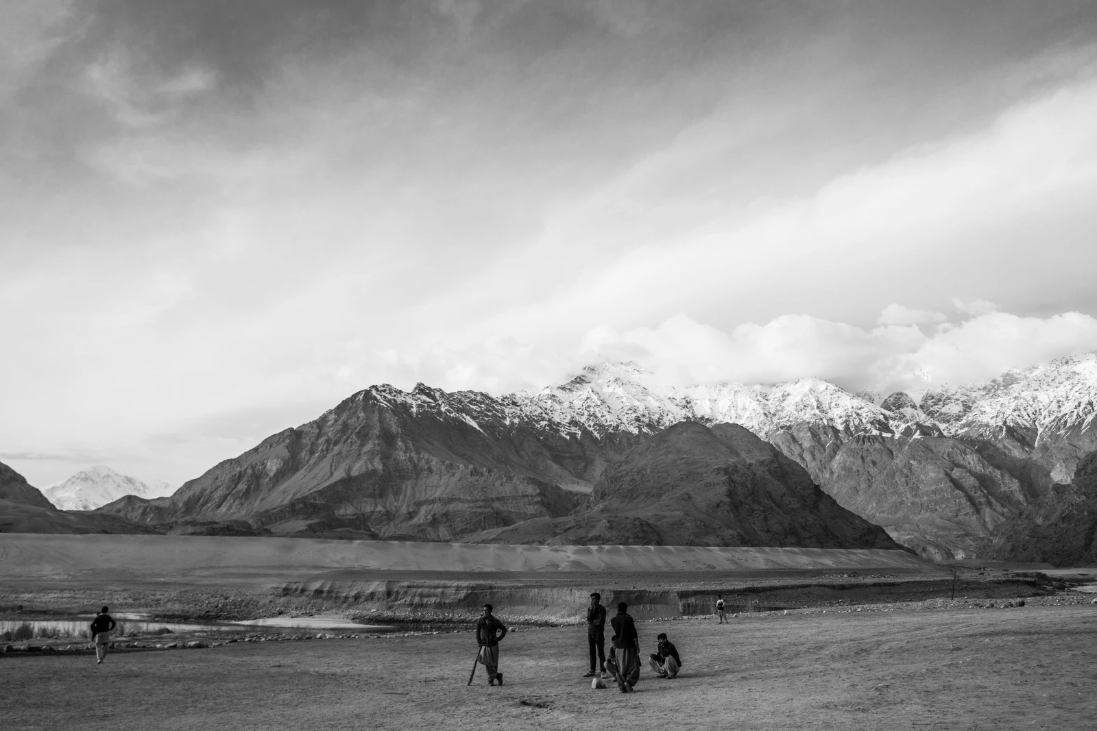 Un soir, en sortant du stationnement de l’hôtel après en avoir acheté, on était dans le char avec un ami pakistanais au volant, pis à un arrêt, y’a une police qui rentre avec son semi-automatique sur la banquette arrière sans cogner ni avertir. Y’a pogné un hostie de deux minutes quand il s’est rendu compte que y’avait deux goras à côté de lui. Y’é devenu doux doux doux pis y’é reparti en nous serrant la main. Bienvenue au Pakistan, le pays où y’a ben des affaires à deux vitesses.