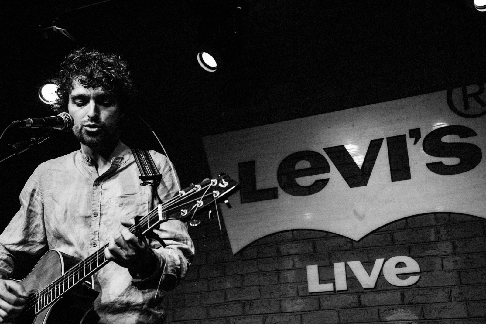 Non seulement l’État ne subventionne en aucun cas la culture de toute sorte, mais en plus il se prend une «taxe» de 65% pour le spectacle. Y’a pas de salle de spectacle, pas de disquaire pis les magasins où tu peux trouver des instruments se comptent sur les doigts d’une main. (En fait, l’un des seuls magasins de CD s’est fait bomb blaster à Peshawar y’a six ans). Ce sont des multinationales qui se chargent de produire du contenu et de le diffuser sur internet. Les principaux sont le Coke Studio et le Levi’s Studio, qui génèrent des millions de vues sur le web. Avec les contacts de feu des boyzzzzz, on a réussi à se faire inviter à un événement Levi’s Studio.