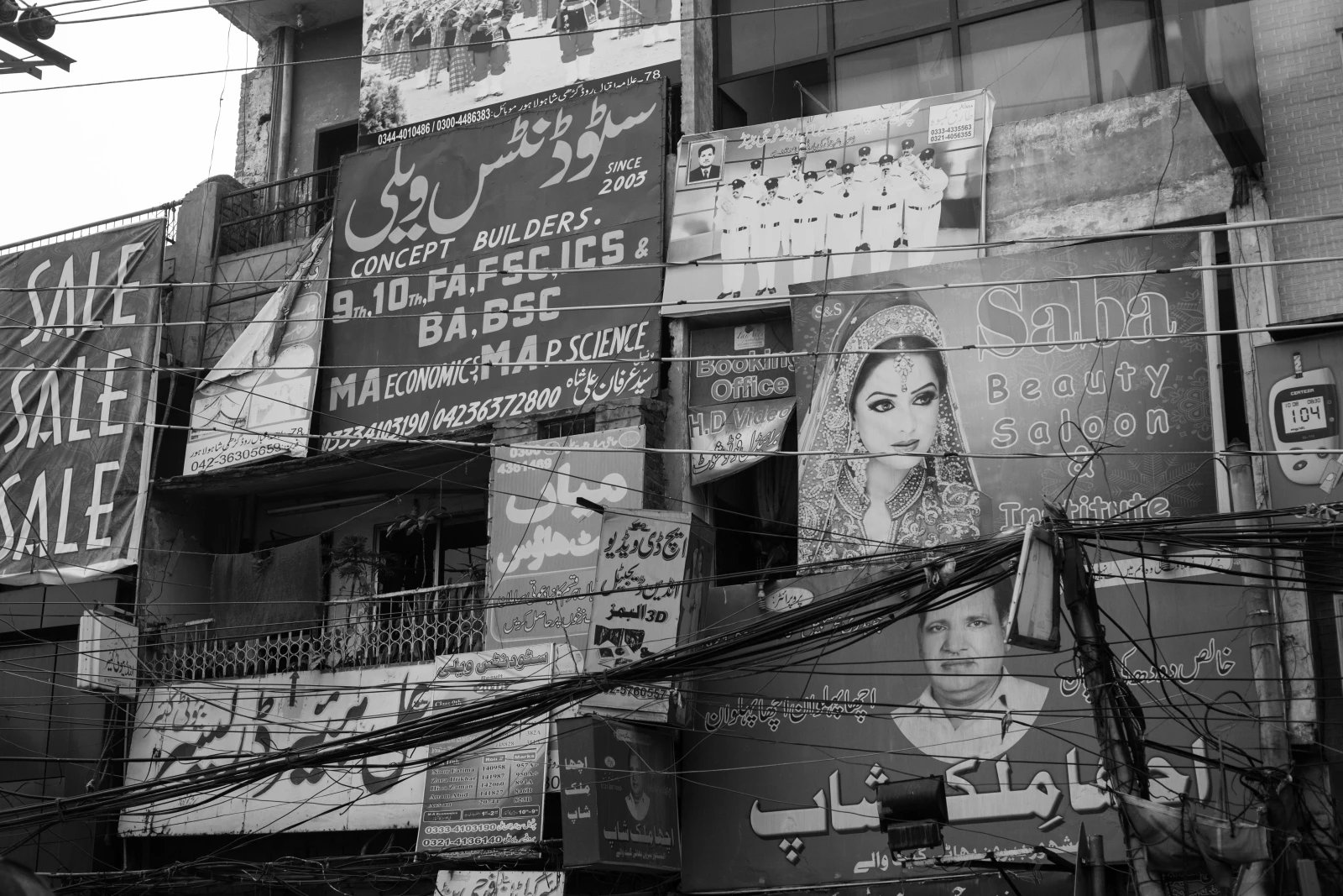 Le Levi’s Studio m’a permis d’être, j’imagine, l’un des rares Quebs à se produire au Pakistan. Un beau moment, un genre de microcosme de lâcher lousse derrière les portes closes, l’instant d’un soir. Ben de la bourgeoisie dans’ place, mais tu le prends quand ça passe. L’une des rares fois où l’on pouvait boire de la bière, dans une salle composée majoritairement de femmes. Ça court pas les rues par icitte.