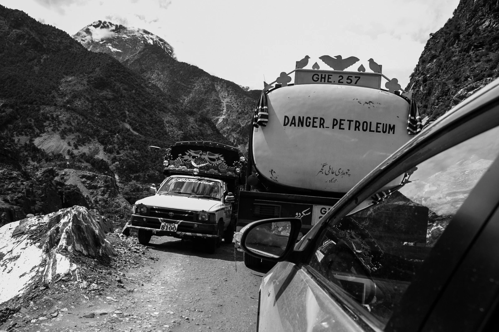 Chaque jour, quelque part dans le pays, soit un kamikaze se pointe dans un marché, un char explose, quelqu’un se fait enlever, un crime d’honneur sordide a lieu ou encore un gars rentre dans un temple pour poignarder 20 personnes. Bref, le genre de choses qu’on commémorerait pendant 15 ans au Québec. Icitte, on salue les martyrs, sincèrement, pis le roulement fait qu’on passe au journal de la semaine prochaine.  L’armée pakistanaise, unique puissance nucléaire musulmane, est la sixième plus grosse au monde, pis ça, ils en sont fiers. Pour plusieurs Pakistanais, les politiciens sont corrompus mais l’armée, elle, toujours aussi blanche que la poudre que Lapointe s’enfilait à l’époque d’Invitez les vautours.